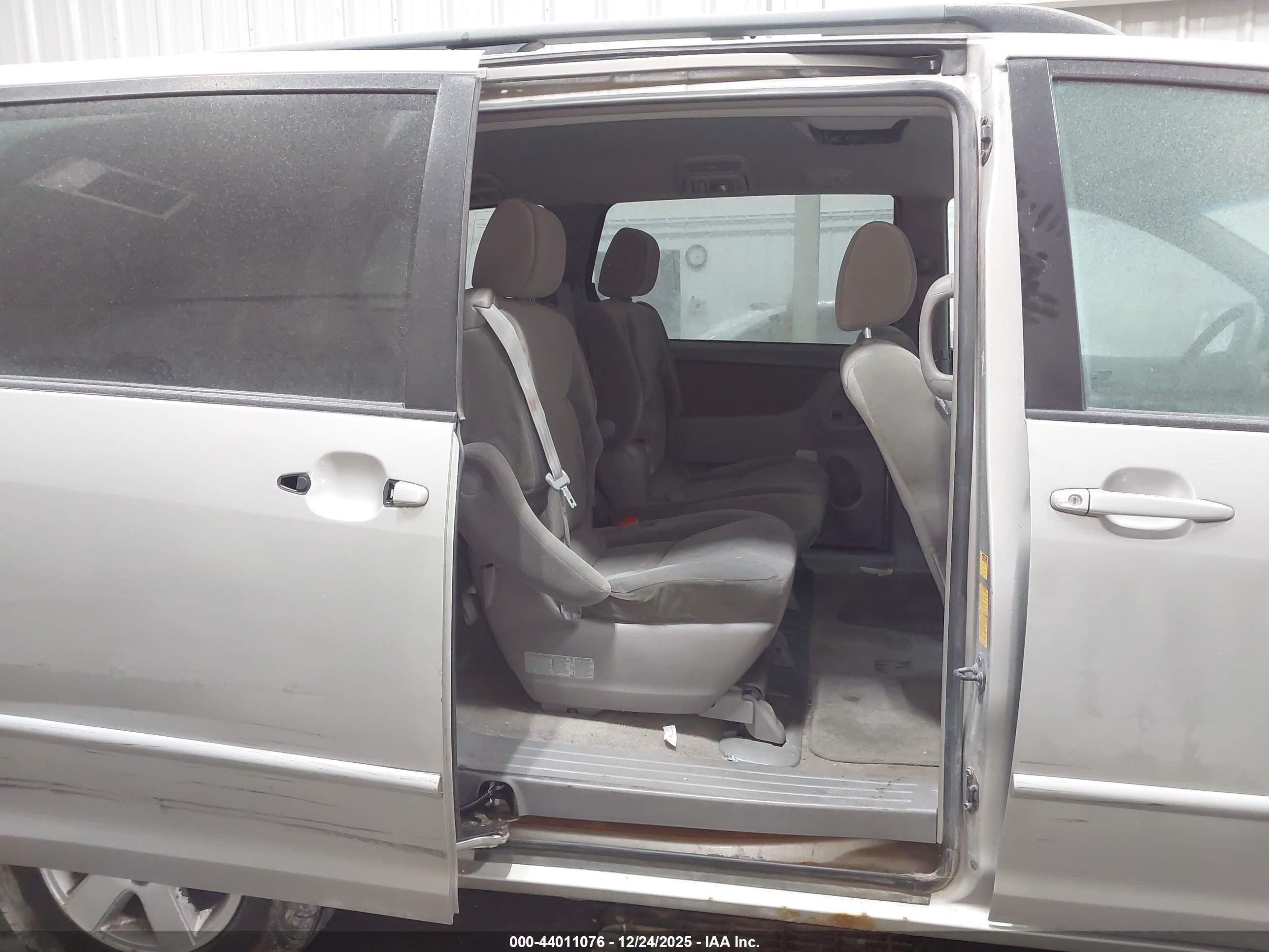 TOYOTA SIENNA image 8