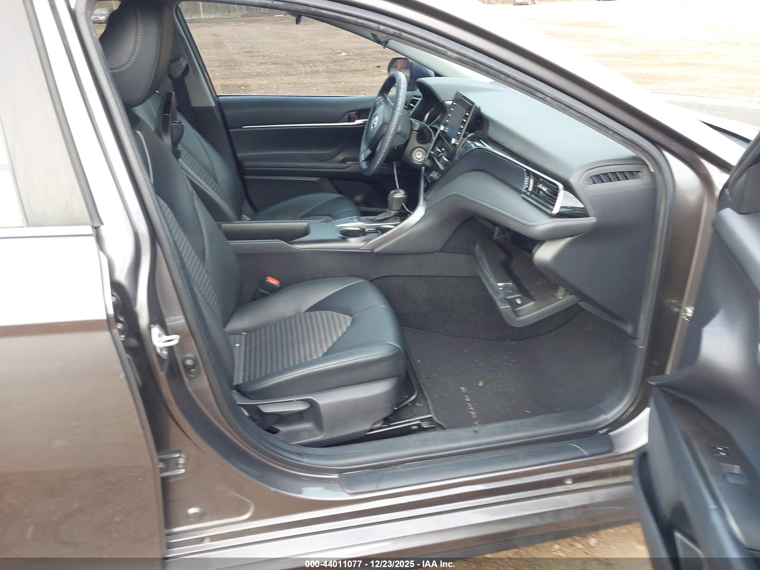 TOYOTA CAMRY image 5