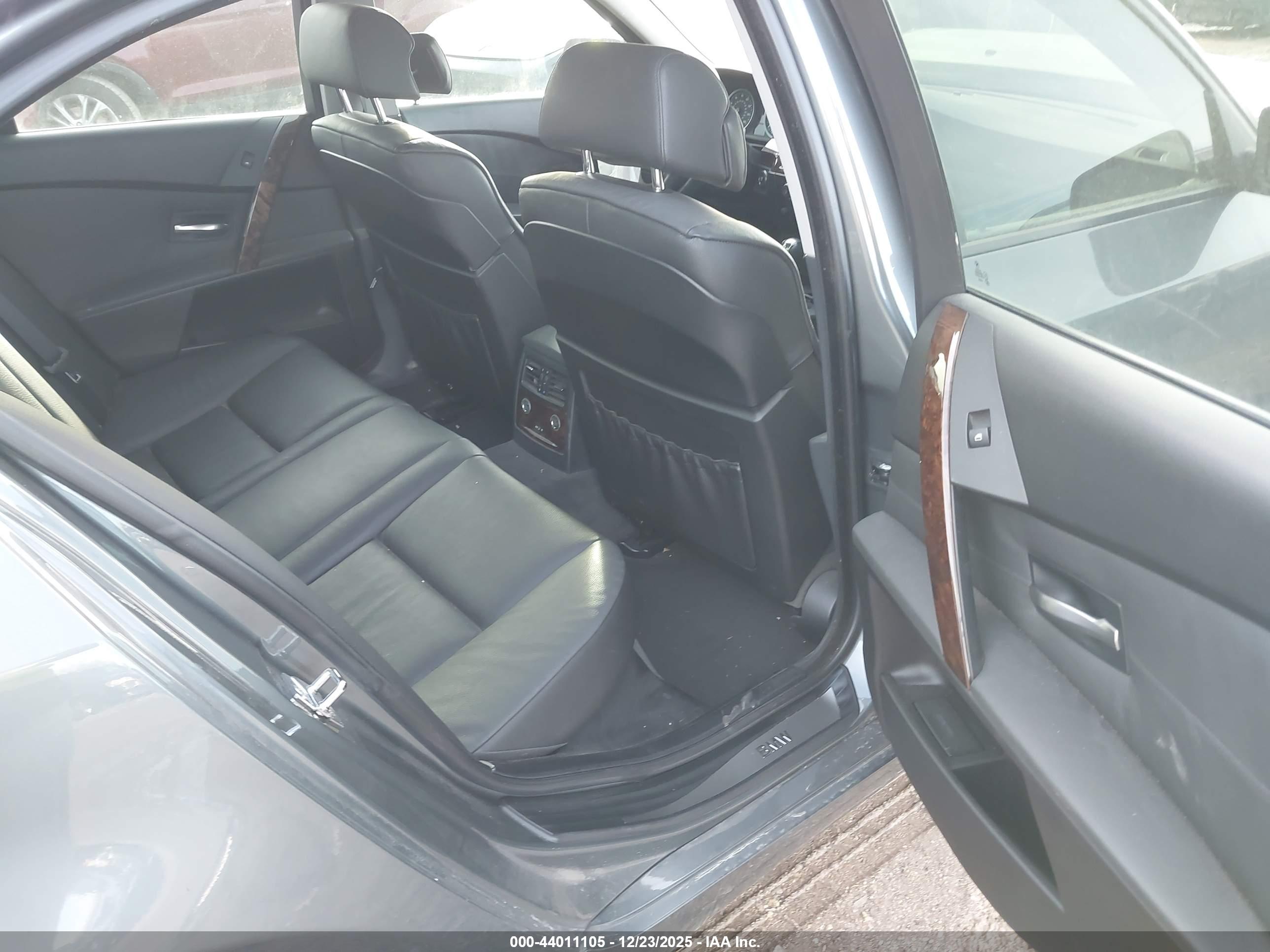 BMW 525XI image 8