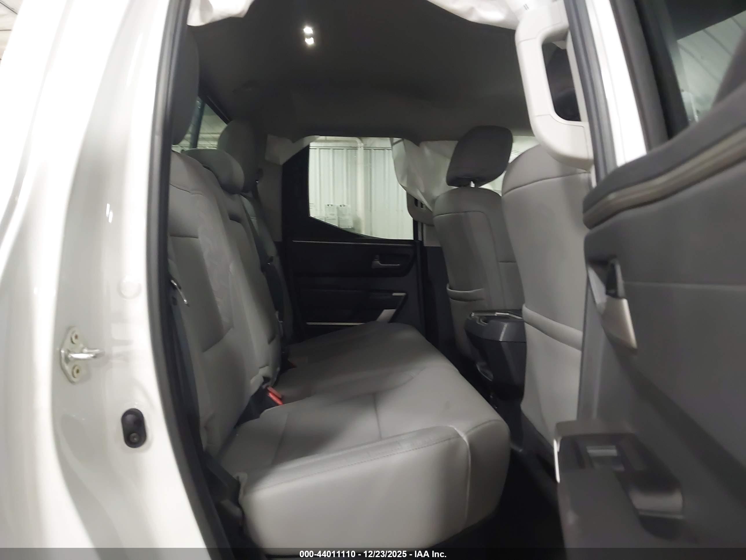 TOYOTA TUNDRA image 8