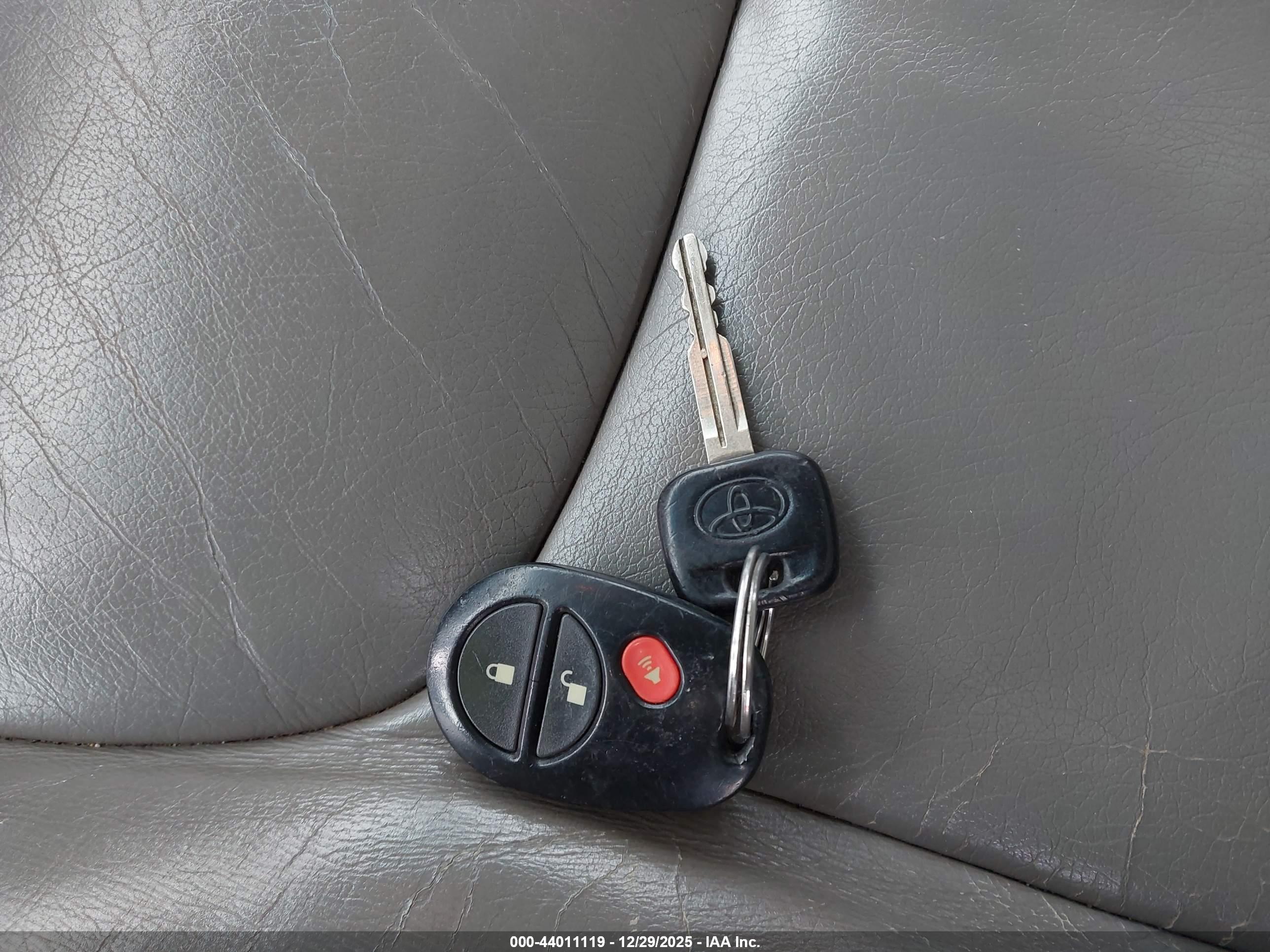 TOYOTA SIENNA image 11