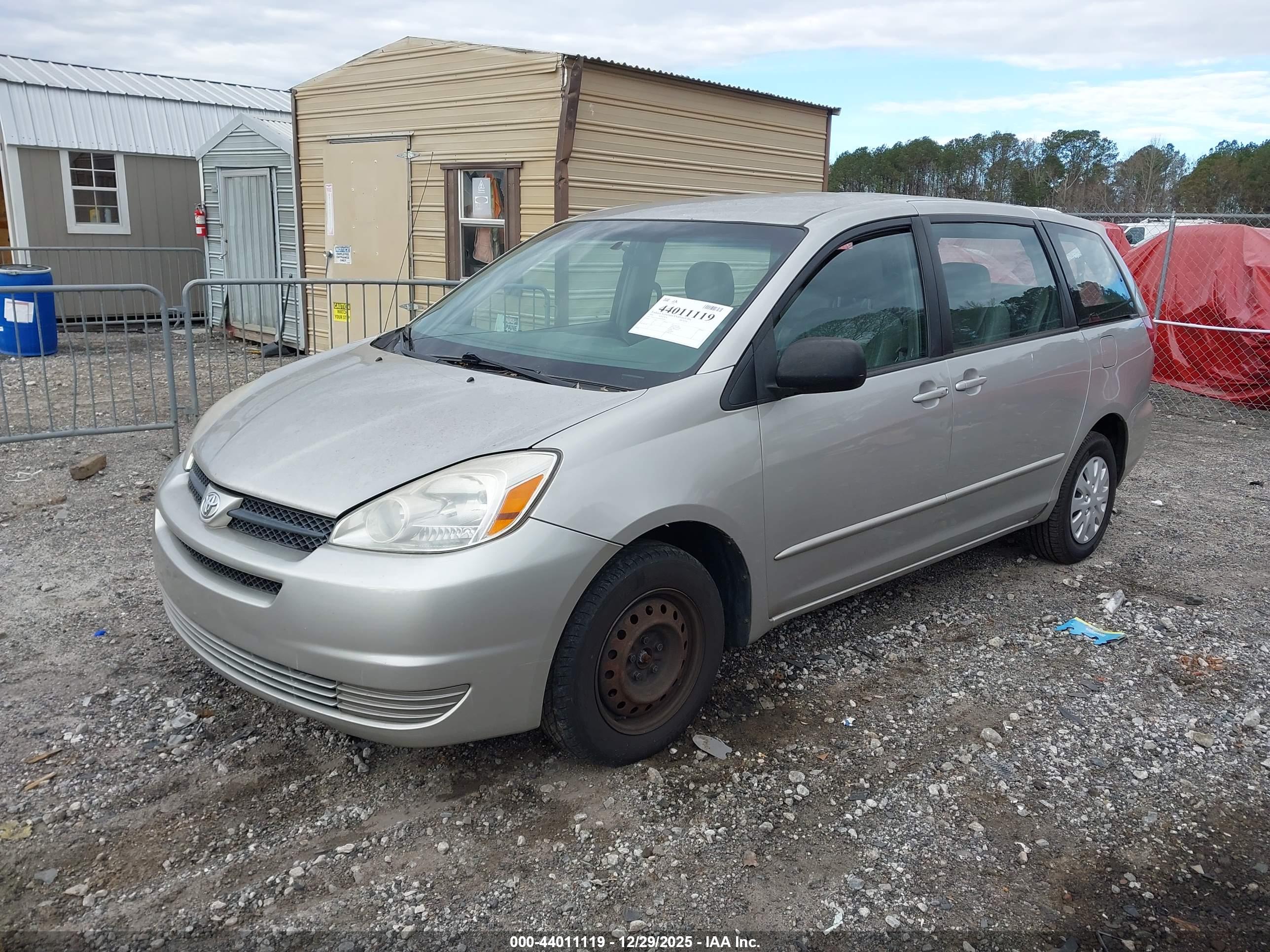 TOYOTA SIENNA image 2