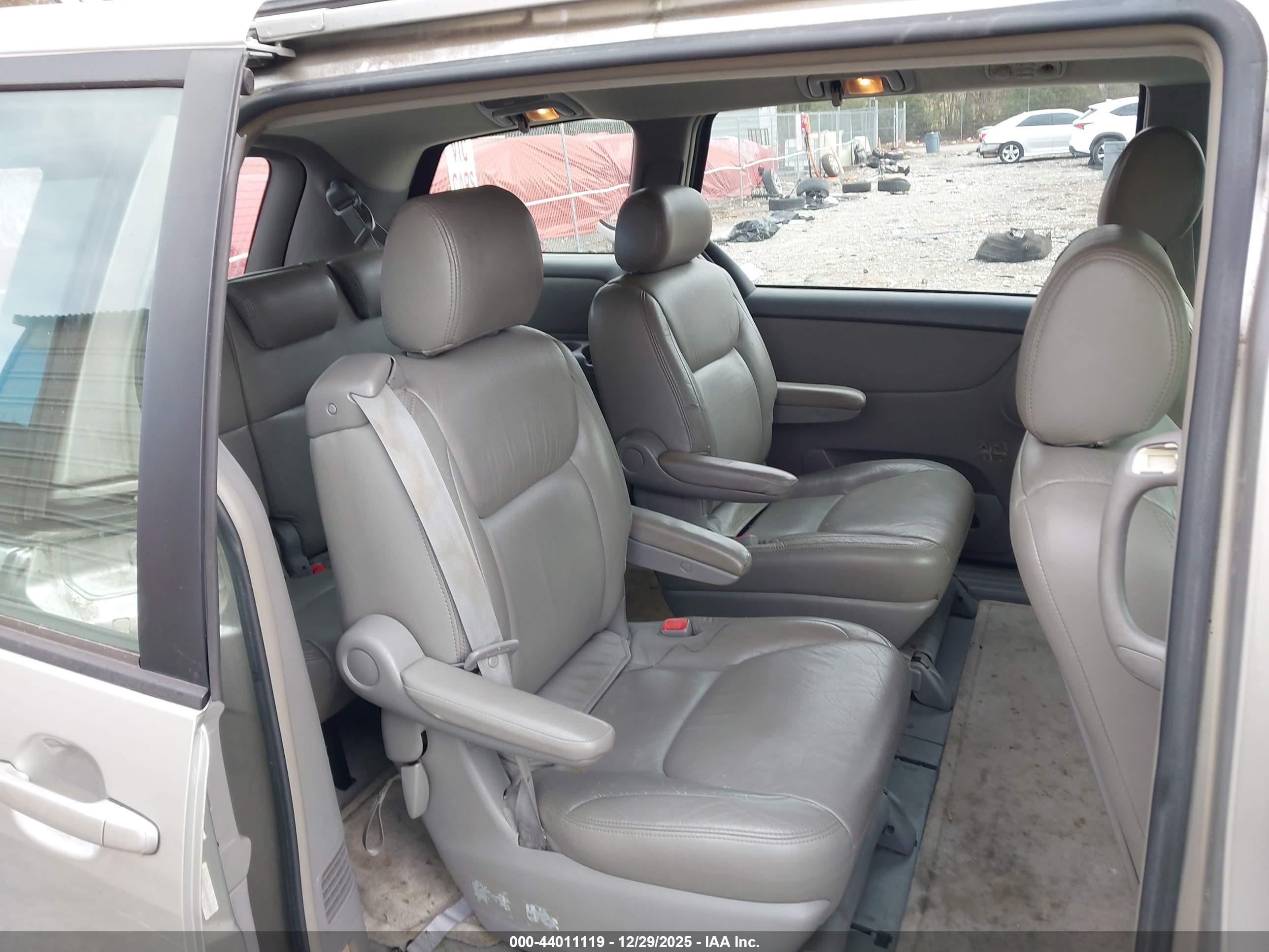 TOYOTA SIENNA image 8