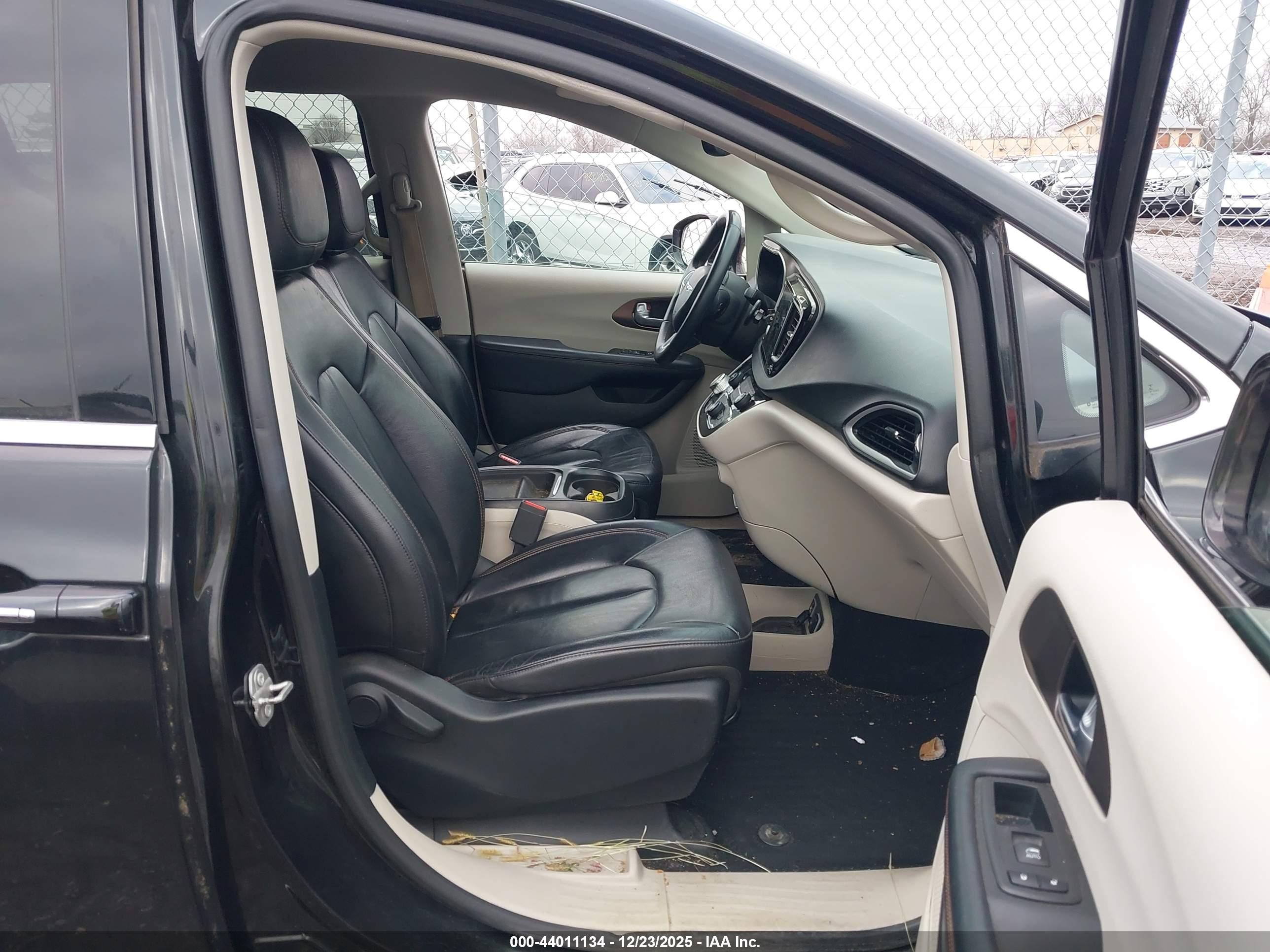 CHRYSLER PACIFICA image 5