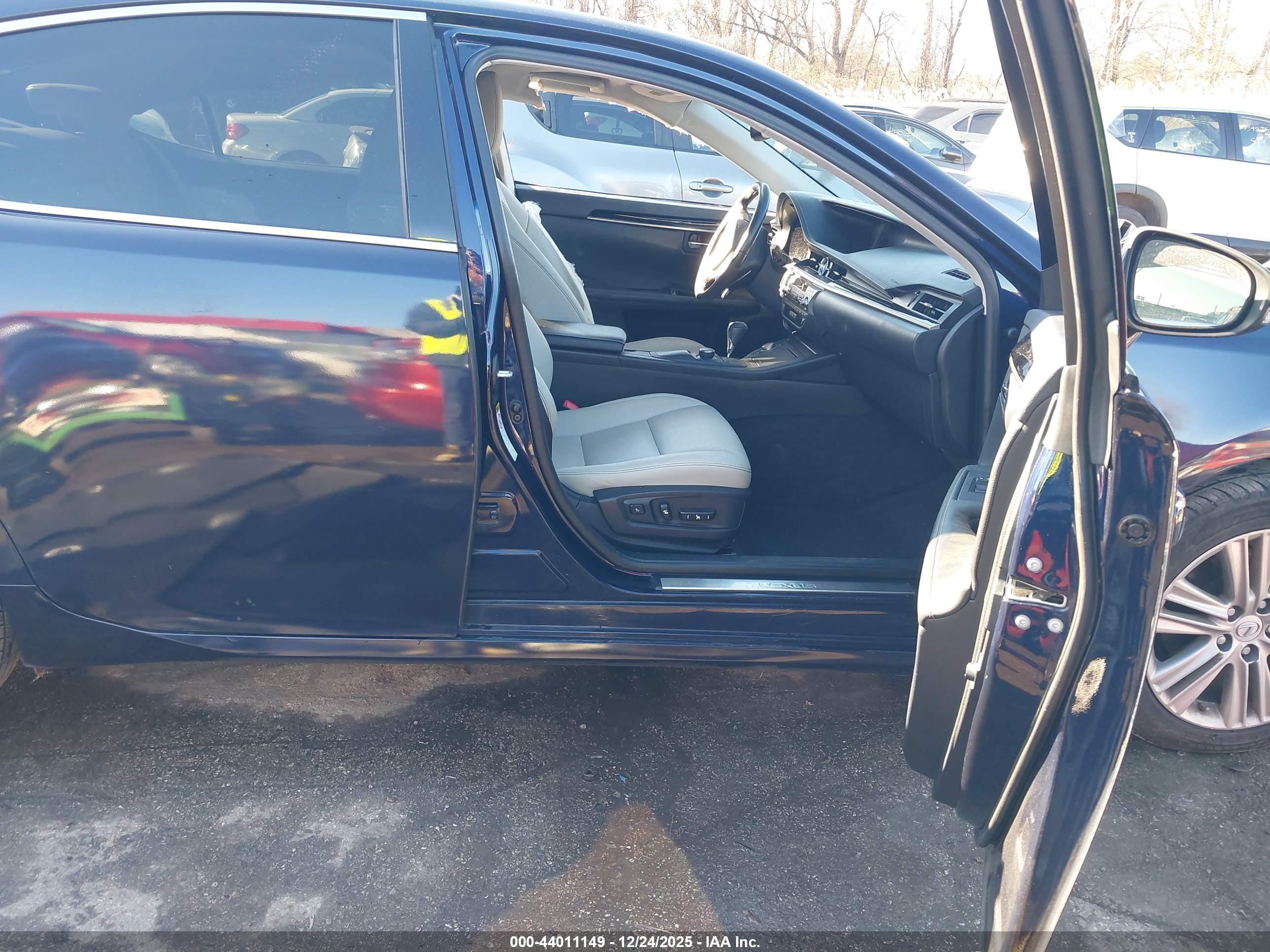 LEXUS ES image 5