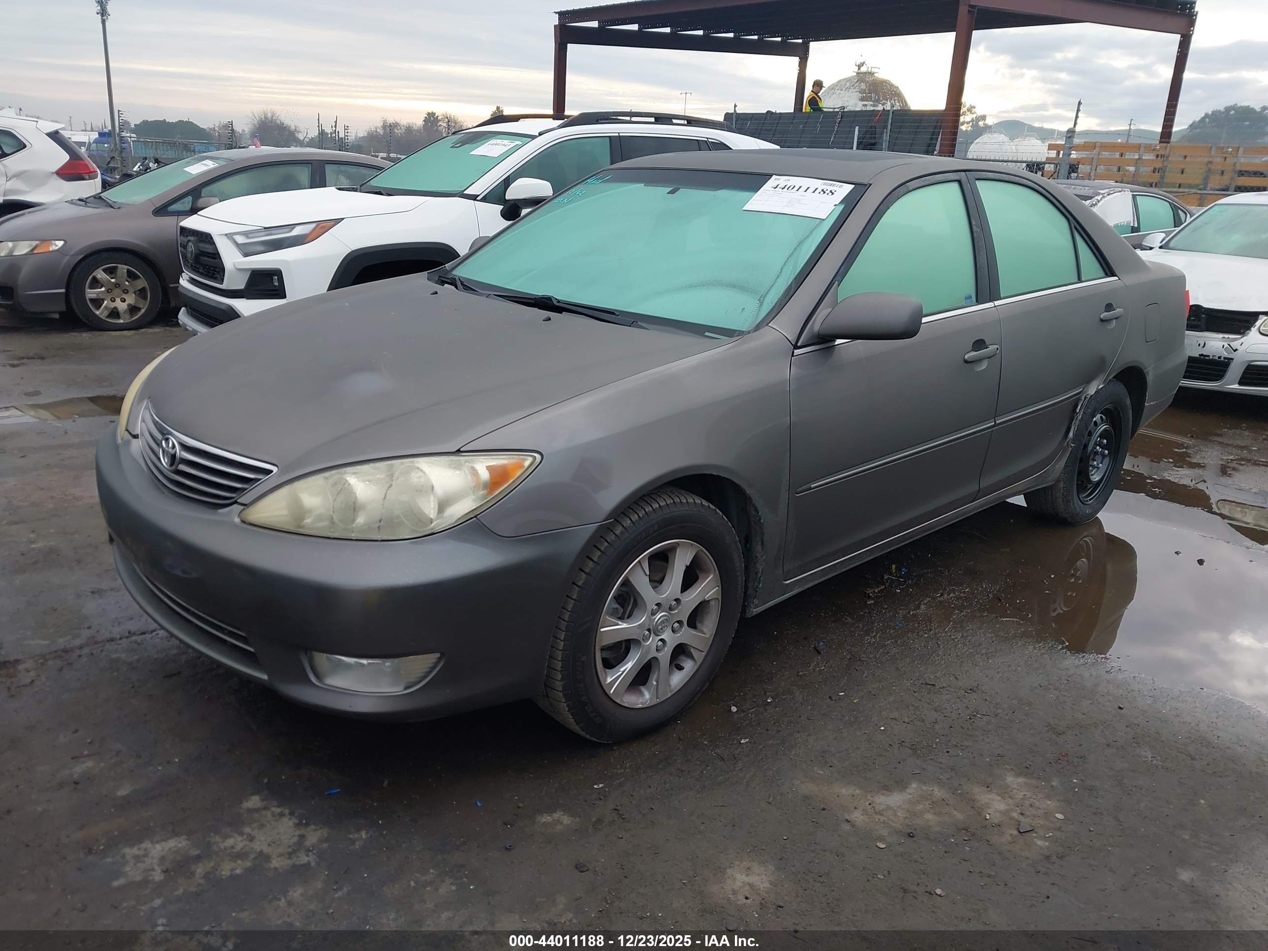 TOYOTA CAMRY image 2