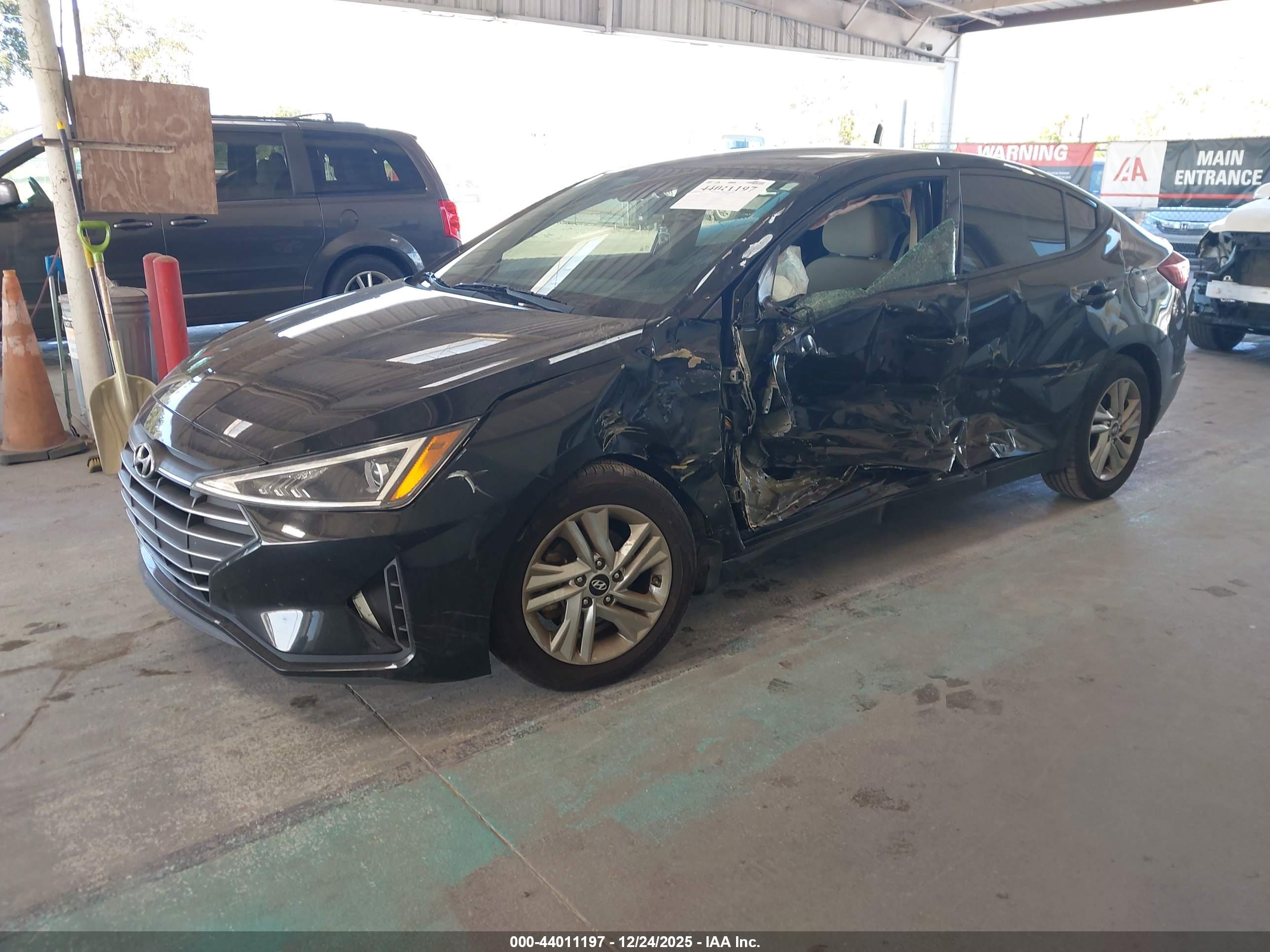 HYUNDAI ELANTRA image 2
