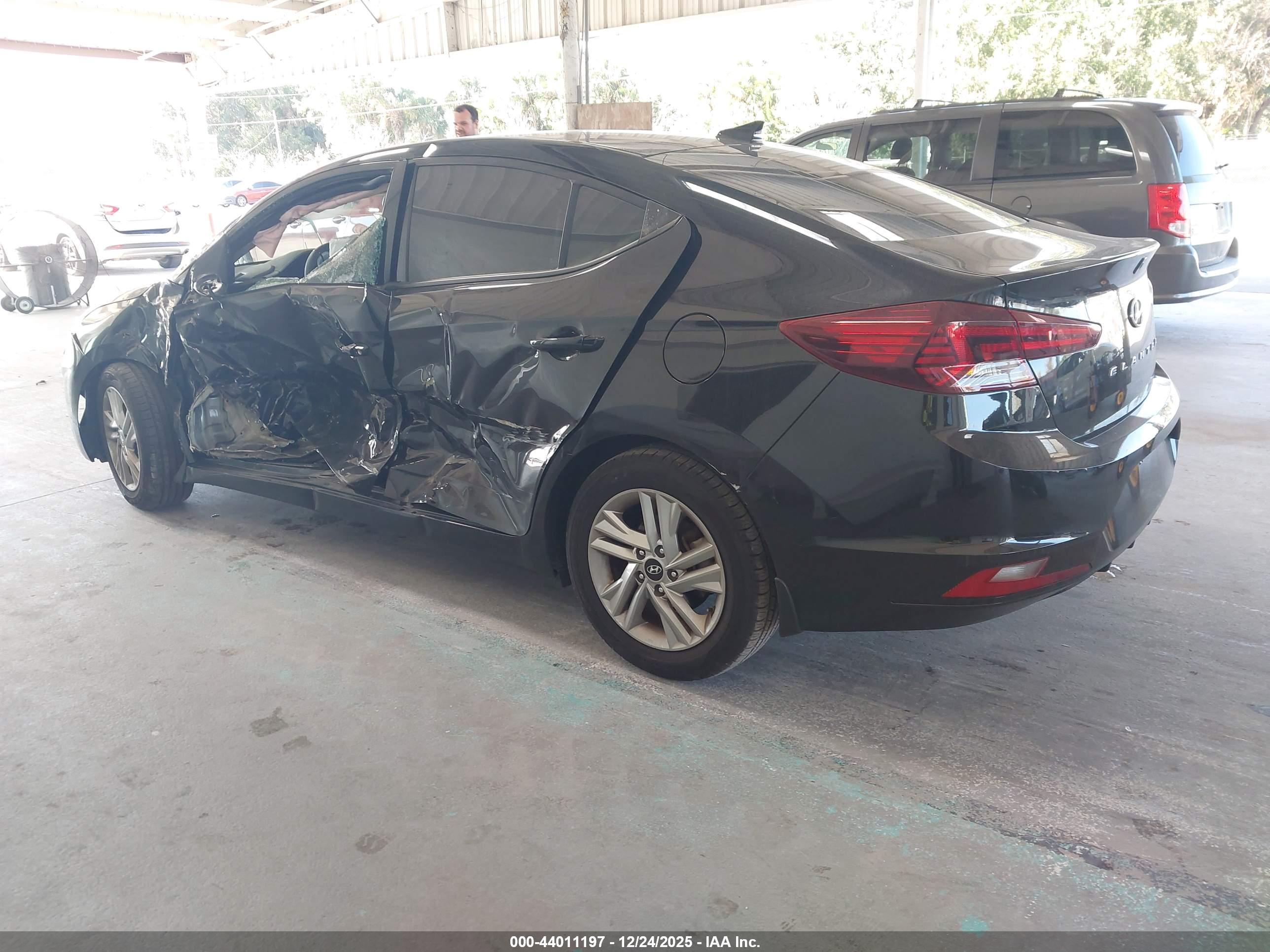 HYUNDAI ELANTRA image 3