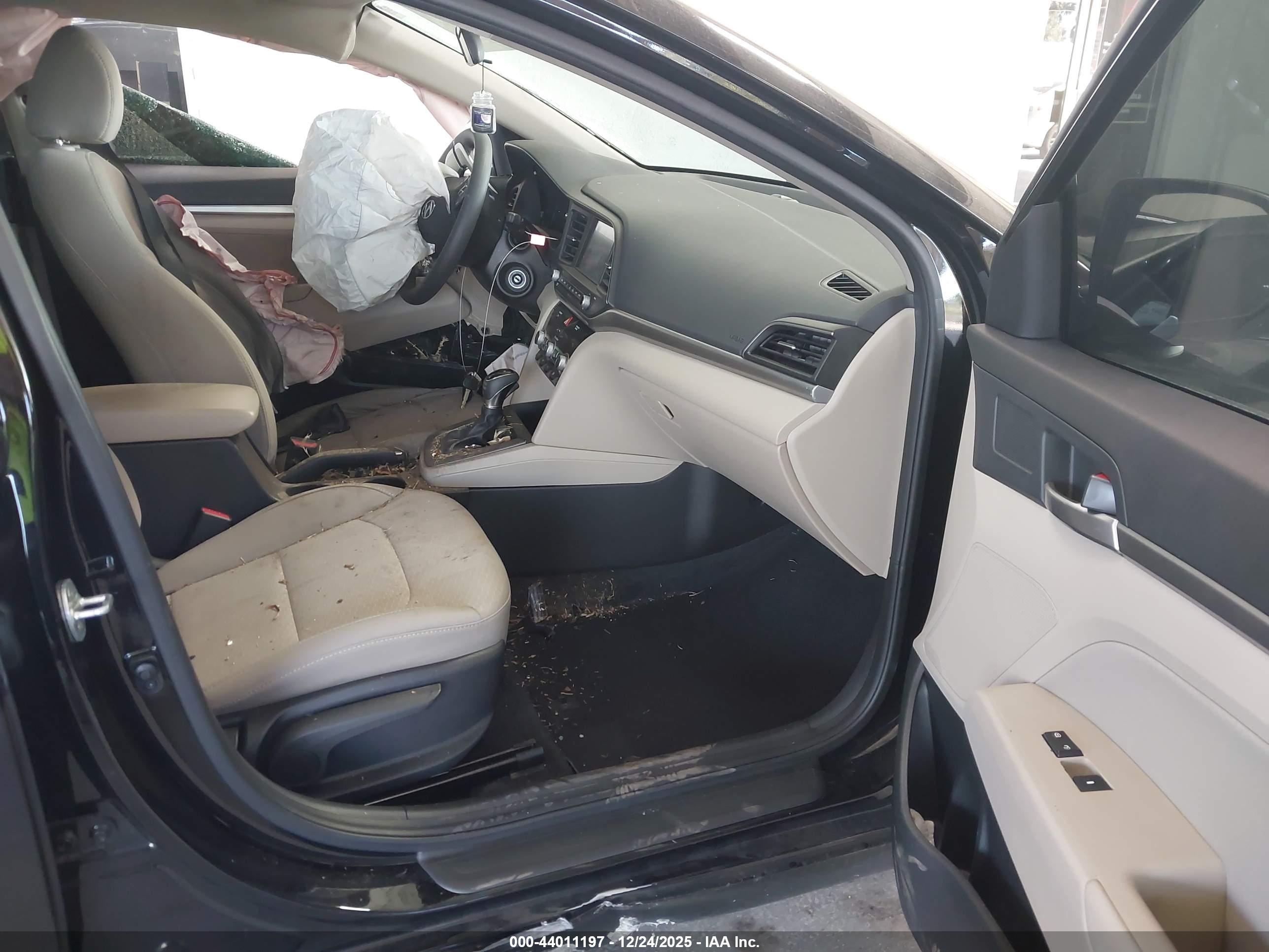 HYUNDAI ELANTRA image 5