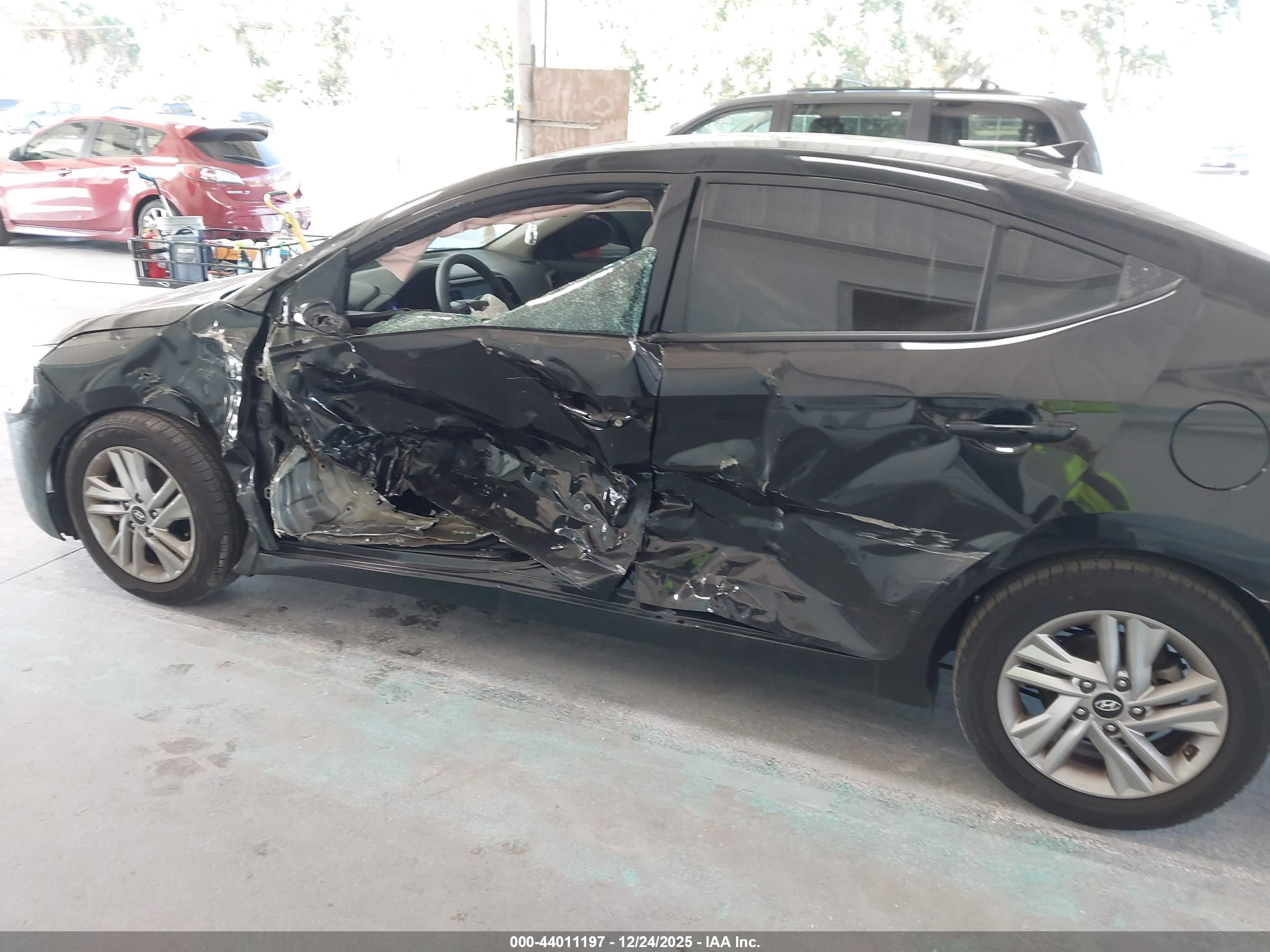 HYUNDAI ELANTRA image 6