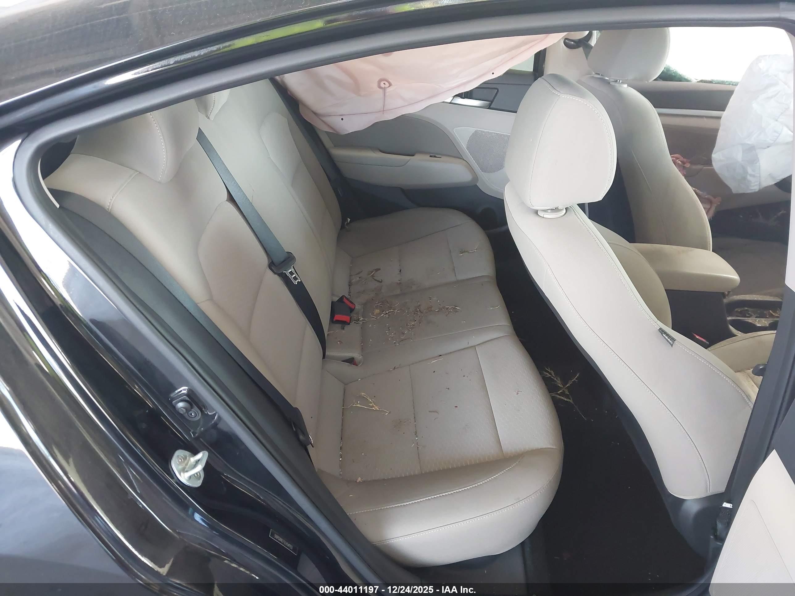 HYUNDAI ELANTRA image 8