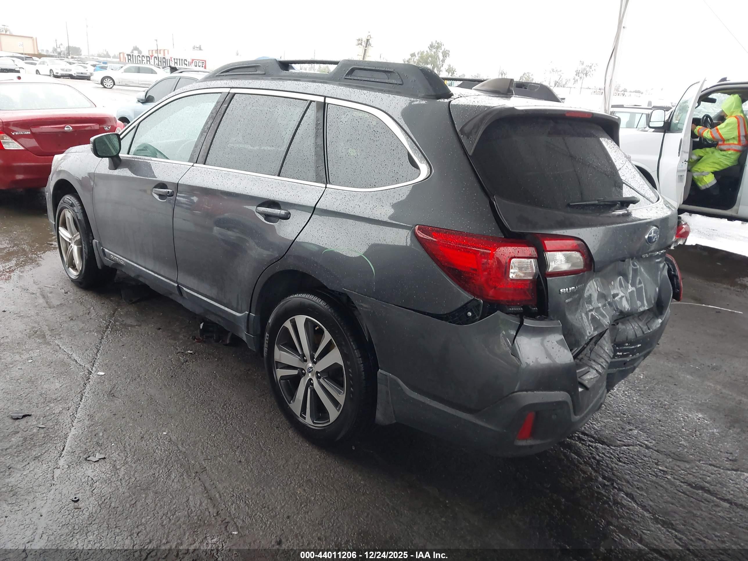 SUBARU OUTBACK image 3