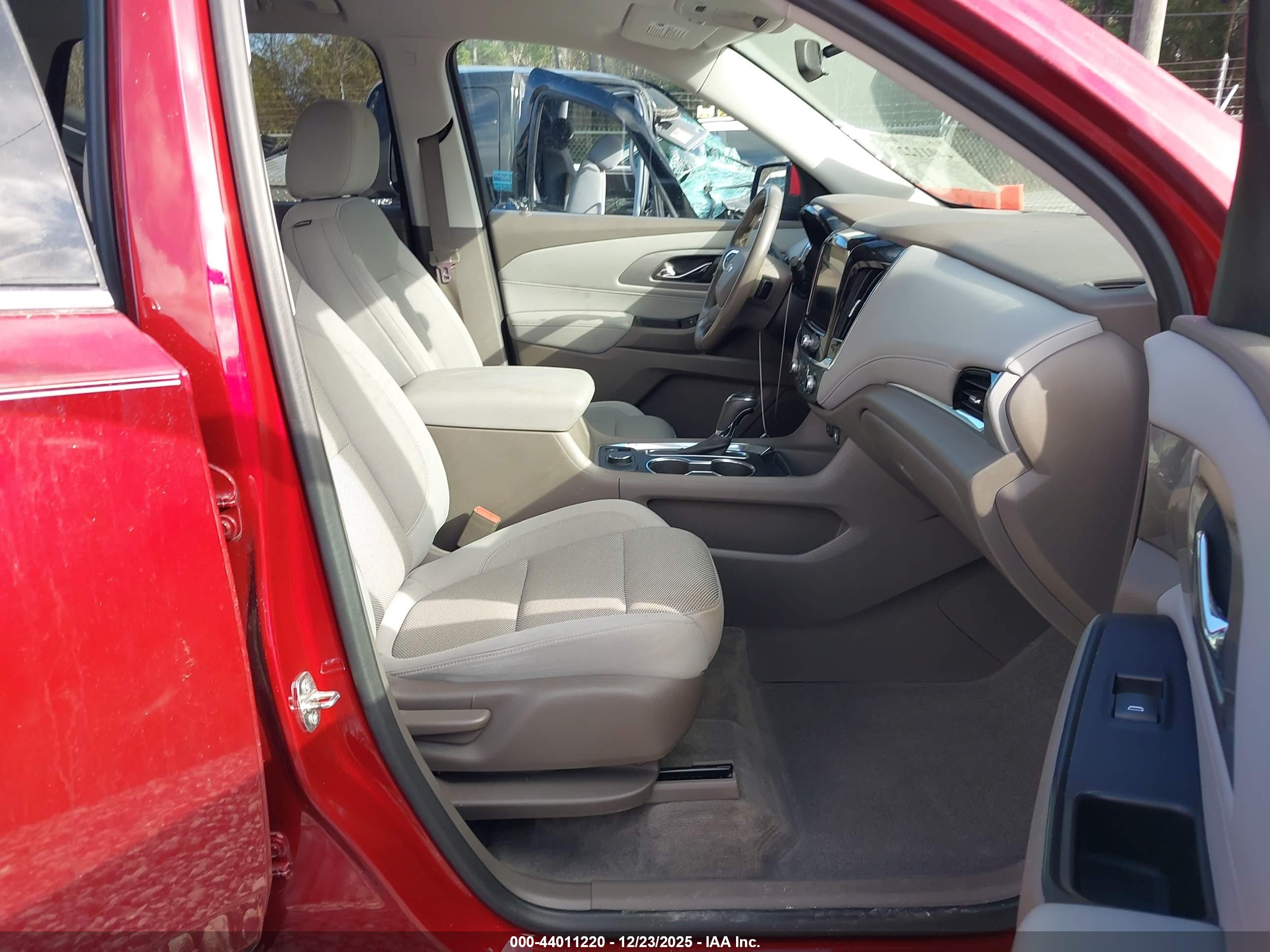 CHEVROLET TRAVERSE image 5