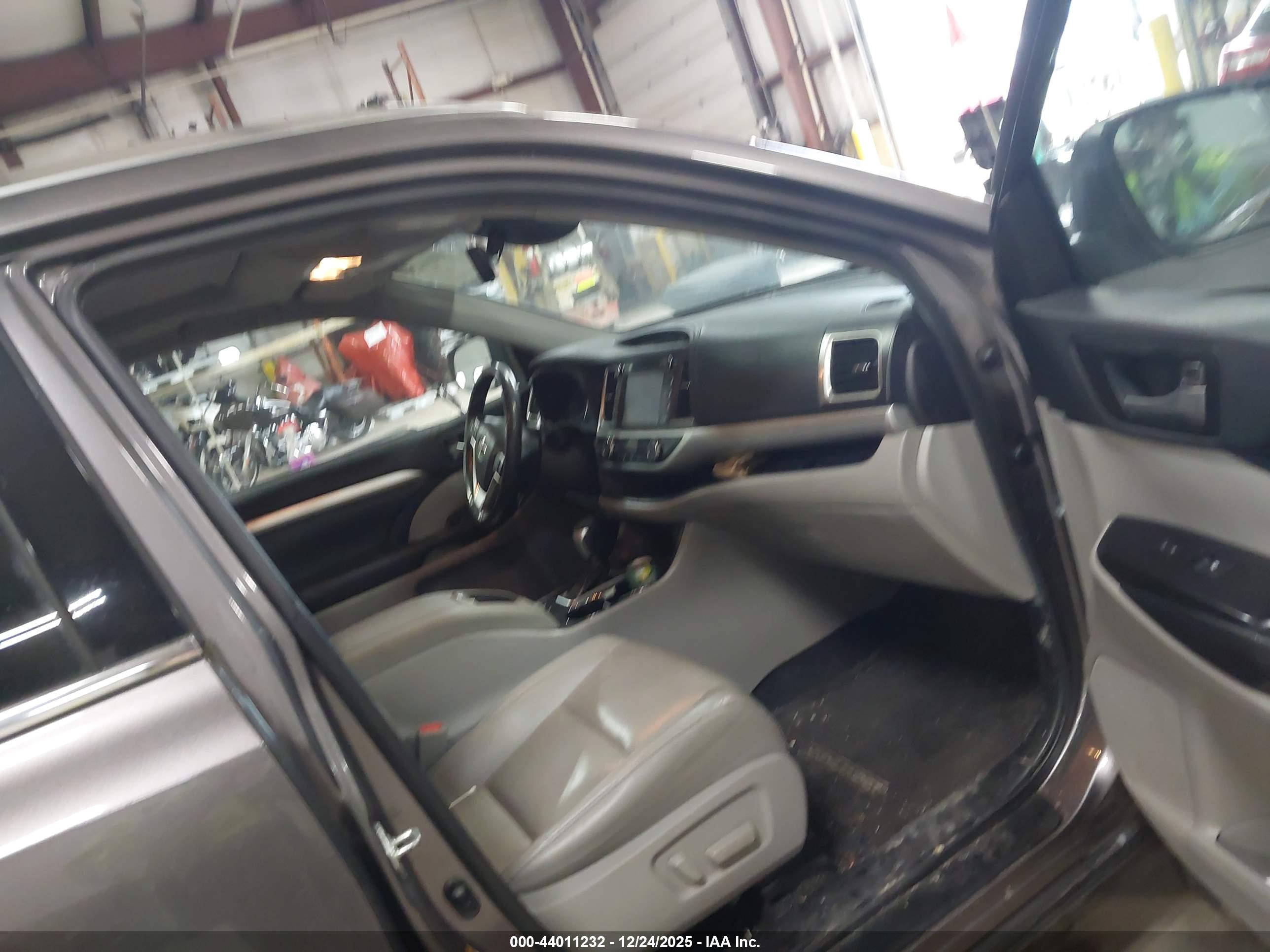TOYOTA HIGHLANDER image 5