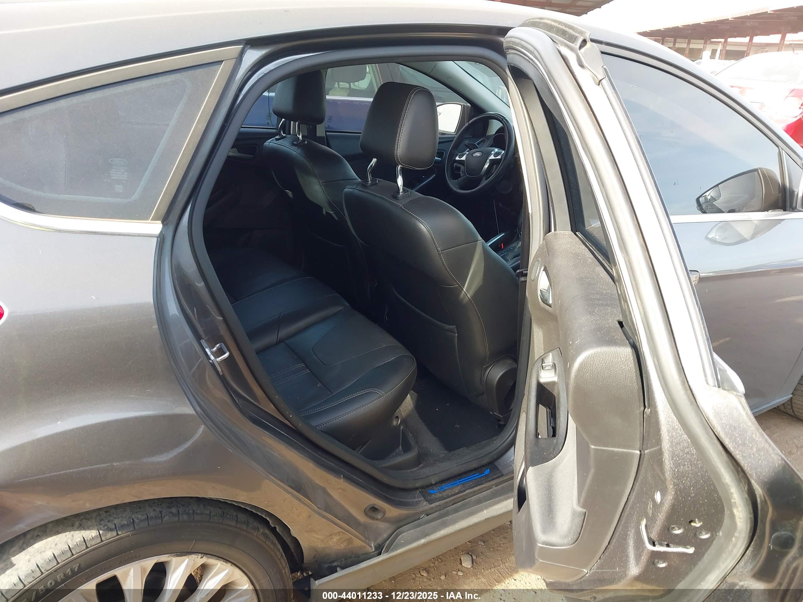 FORD FOCUS image 8