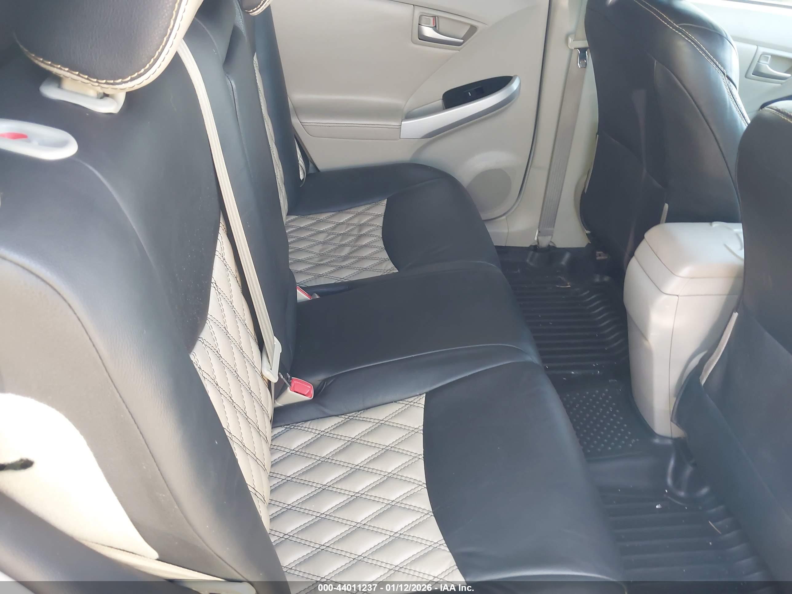 TOYOTA PRIUS image 8