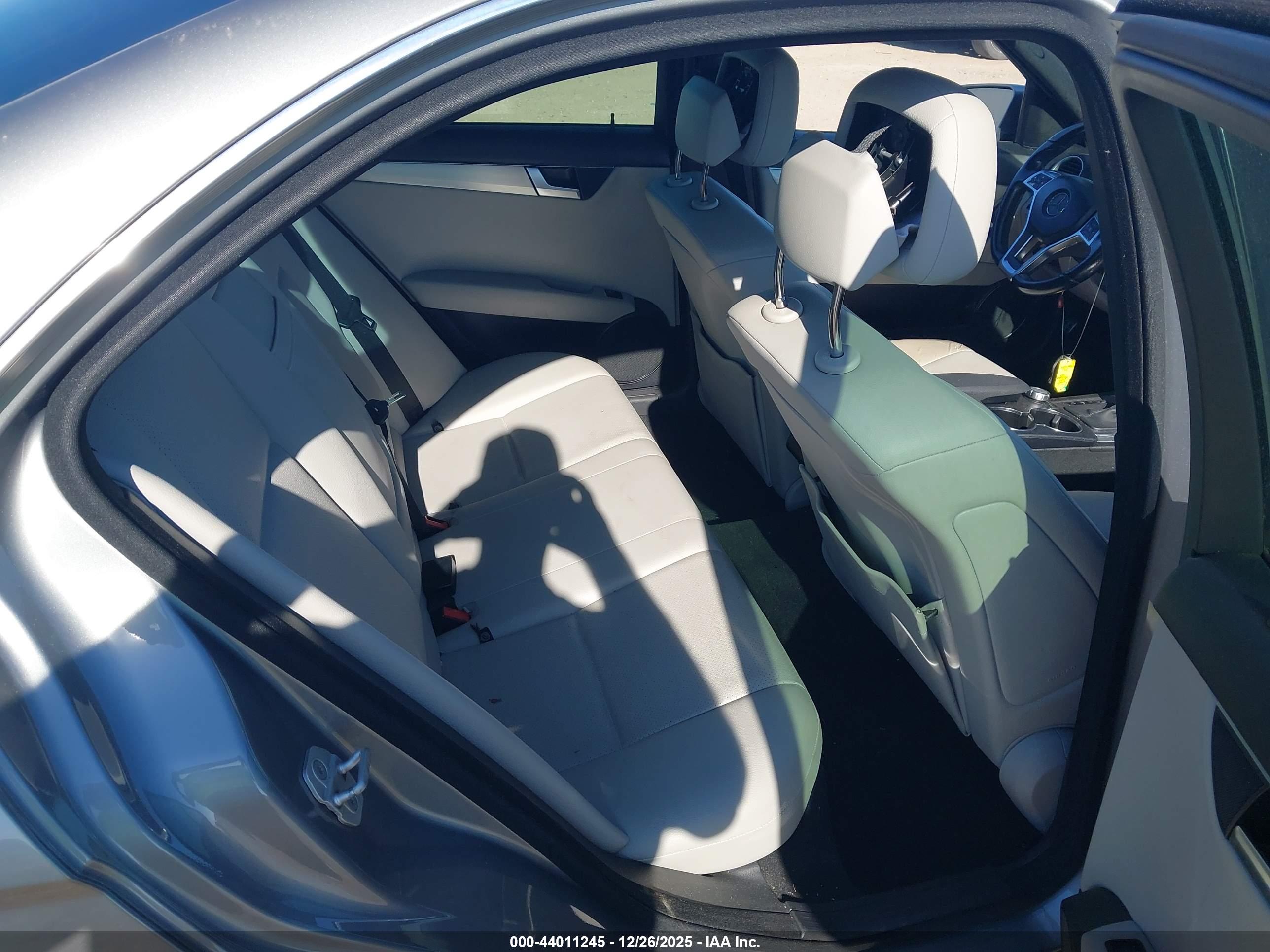 MERCEDES-BENZ C-CLASS image 8