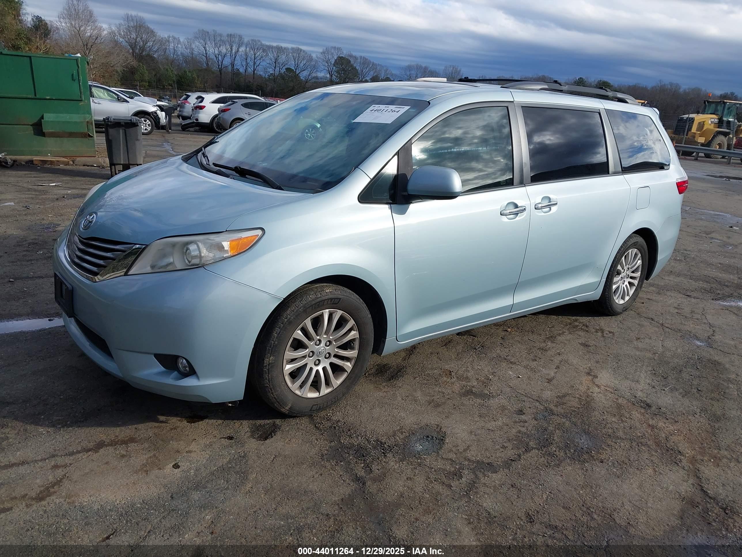 TOYOTA SIENNA image 2