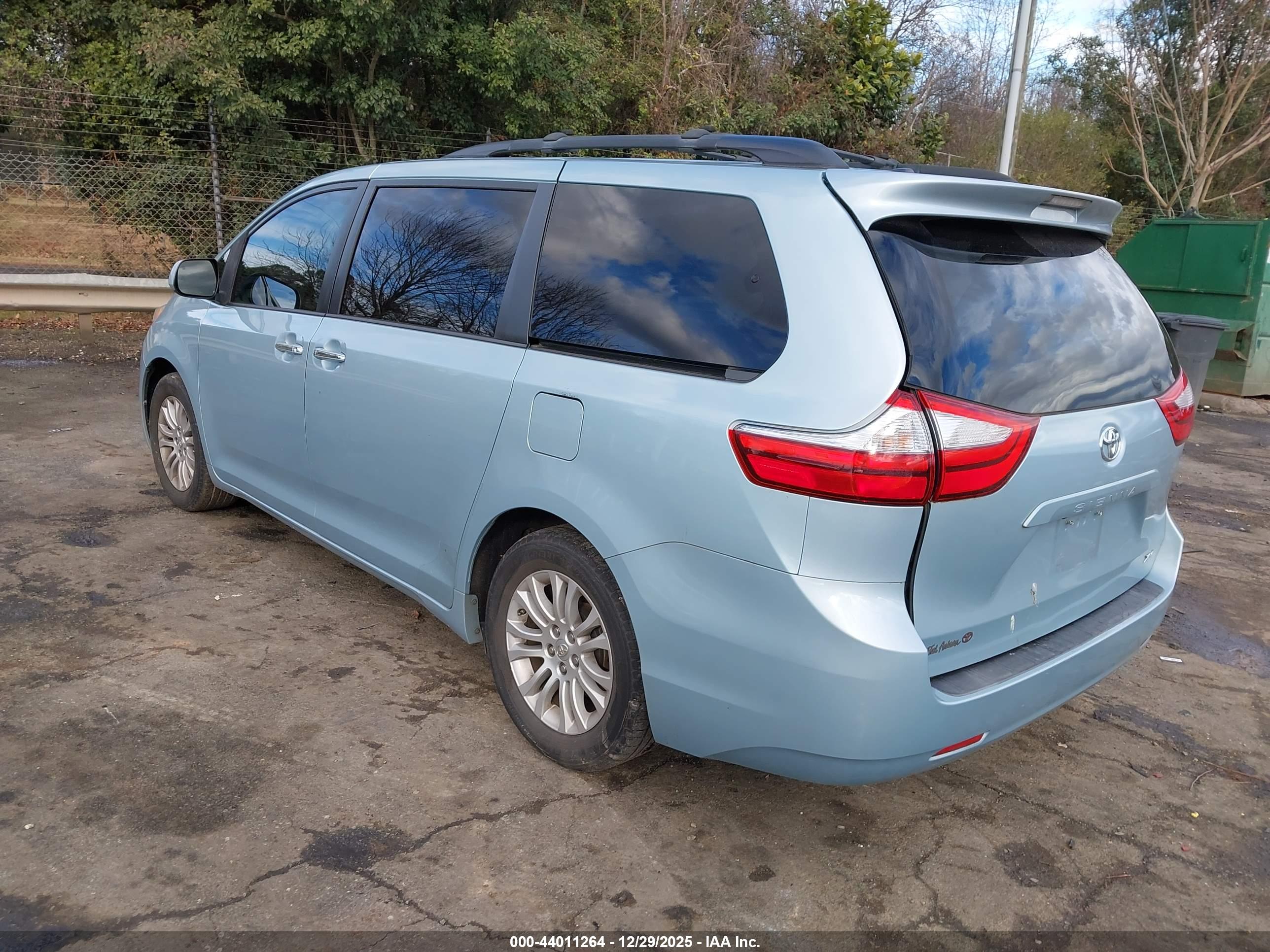 TOYOTA SIENNA image 3