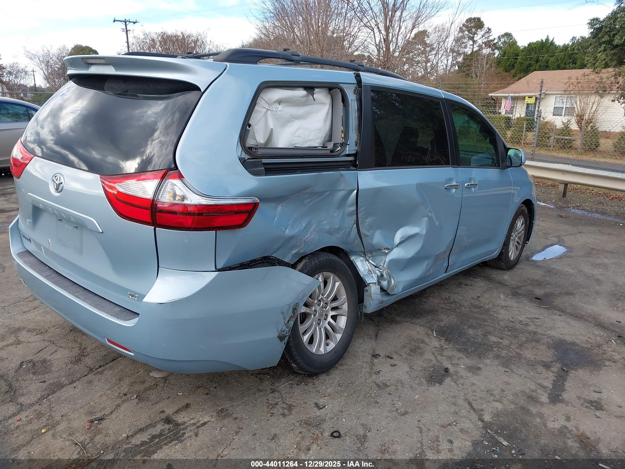 TOYOTA SIENNA image 4