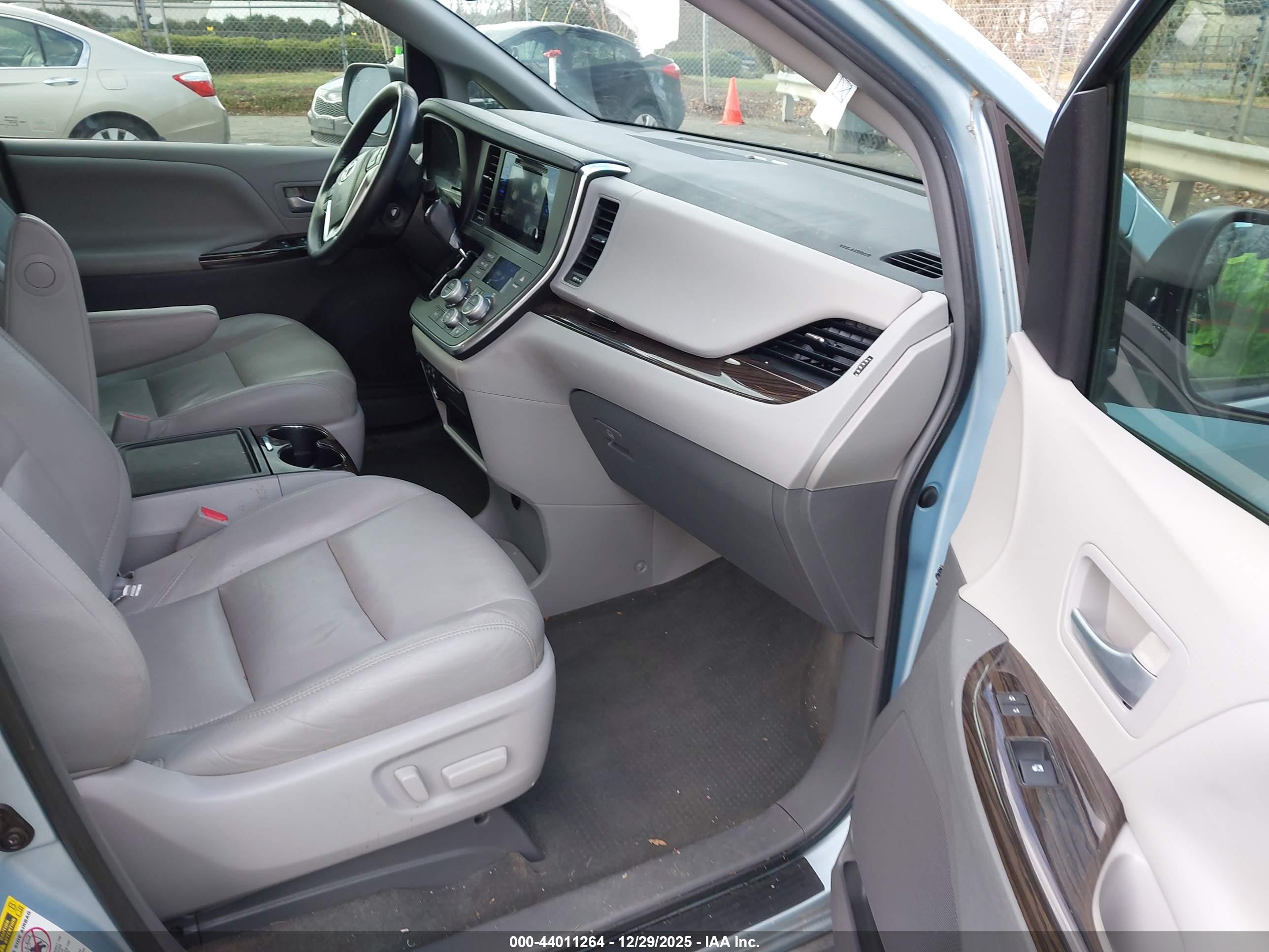 TOYOTA SIENNA image 5