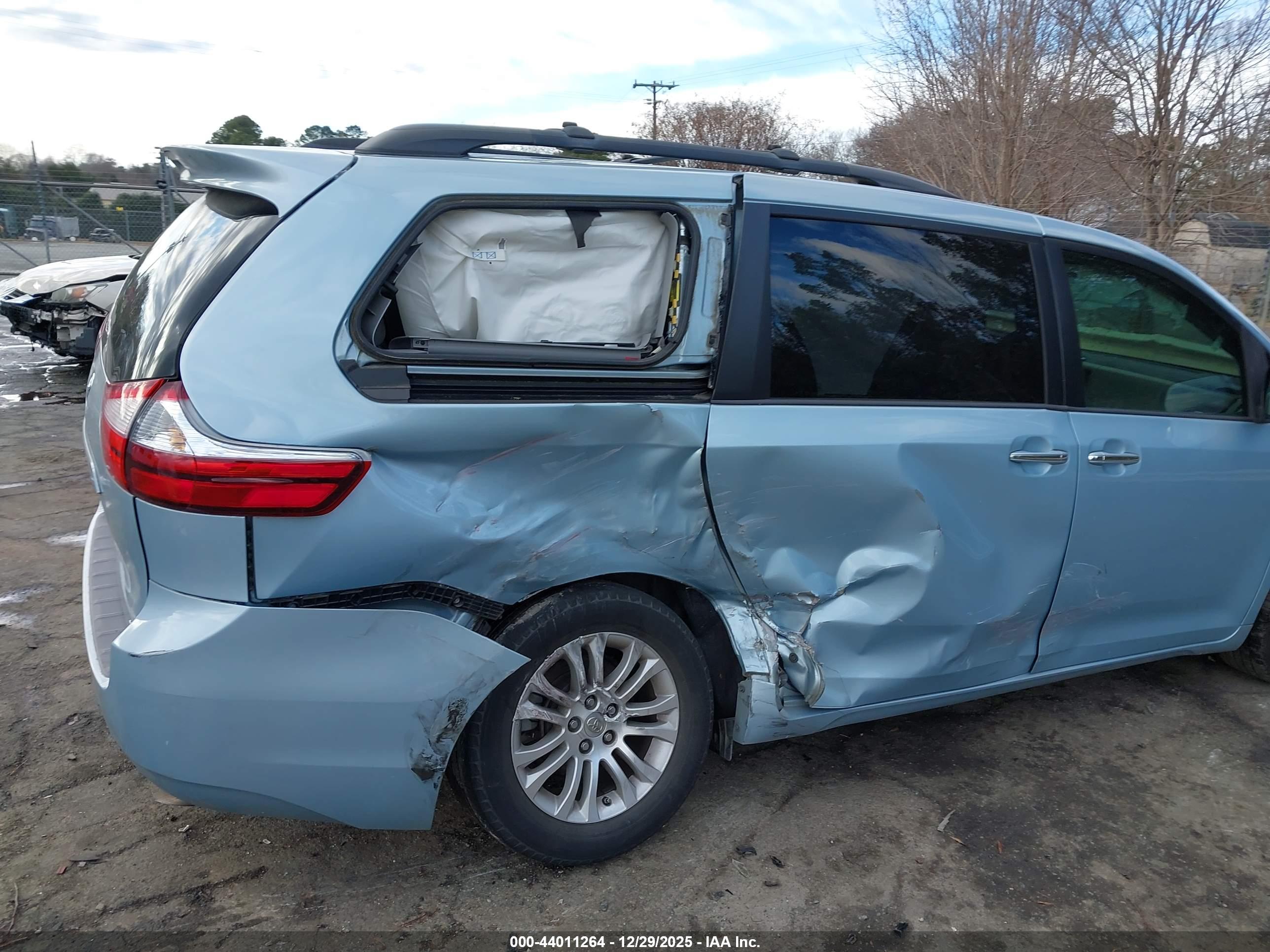 TOYOTA SIENNA image 6