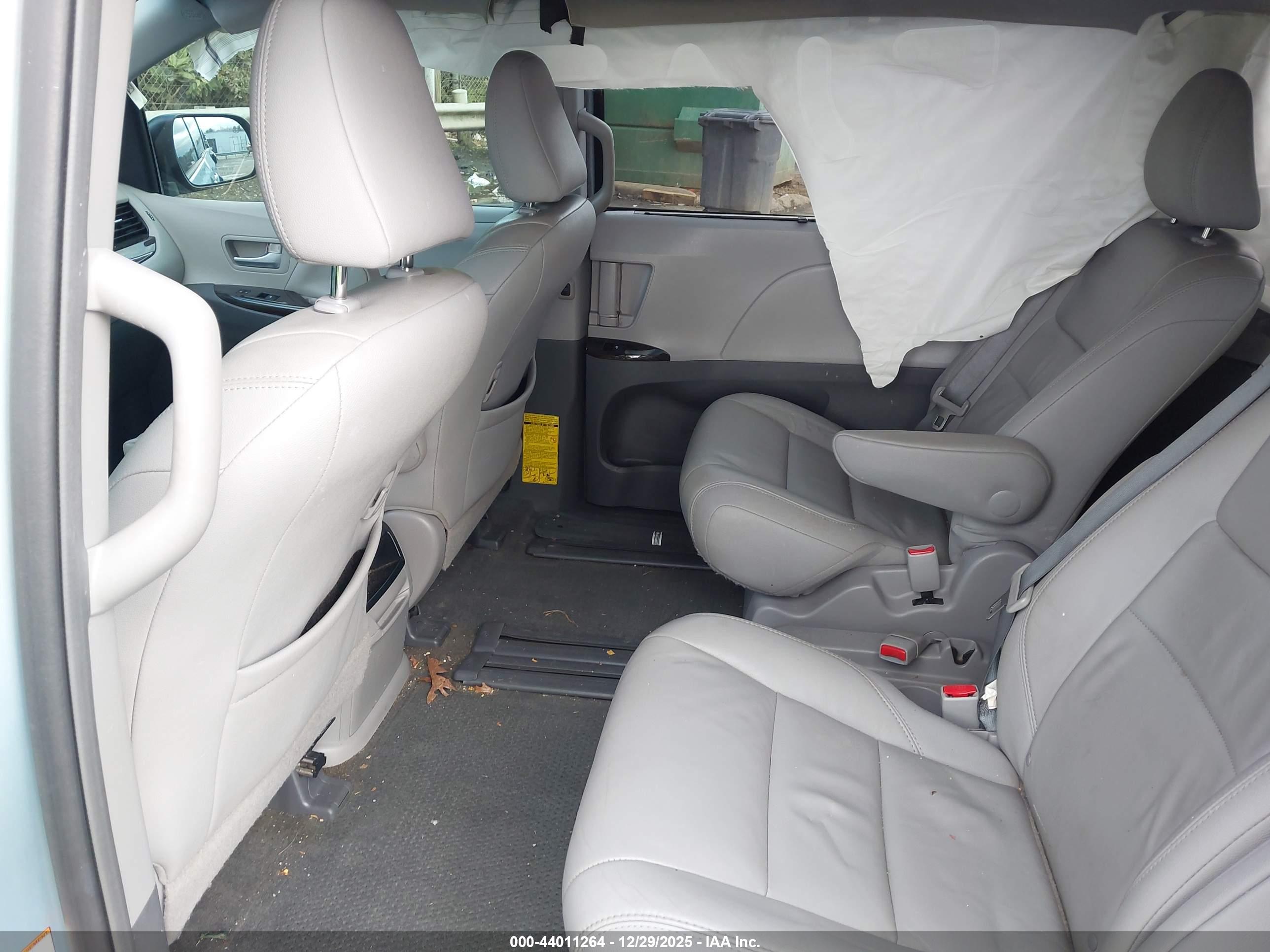 TOYOTA SIENNA image 8