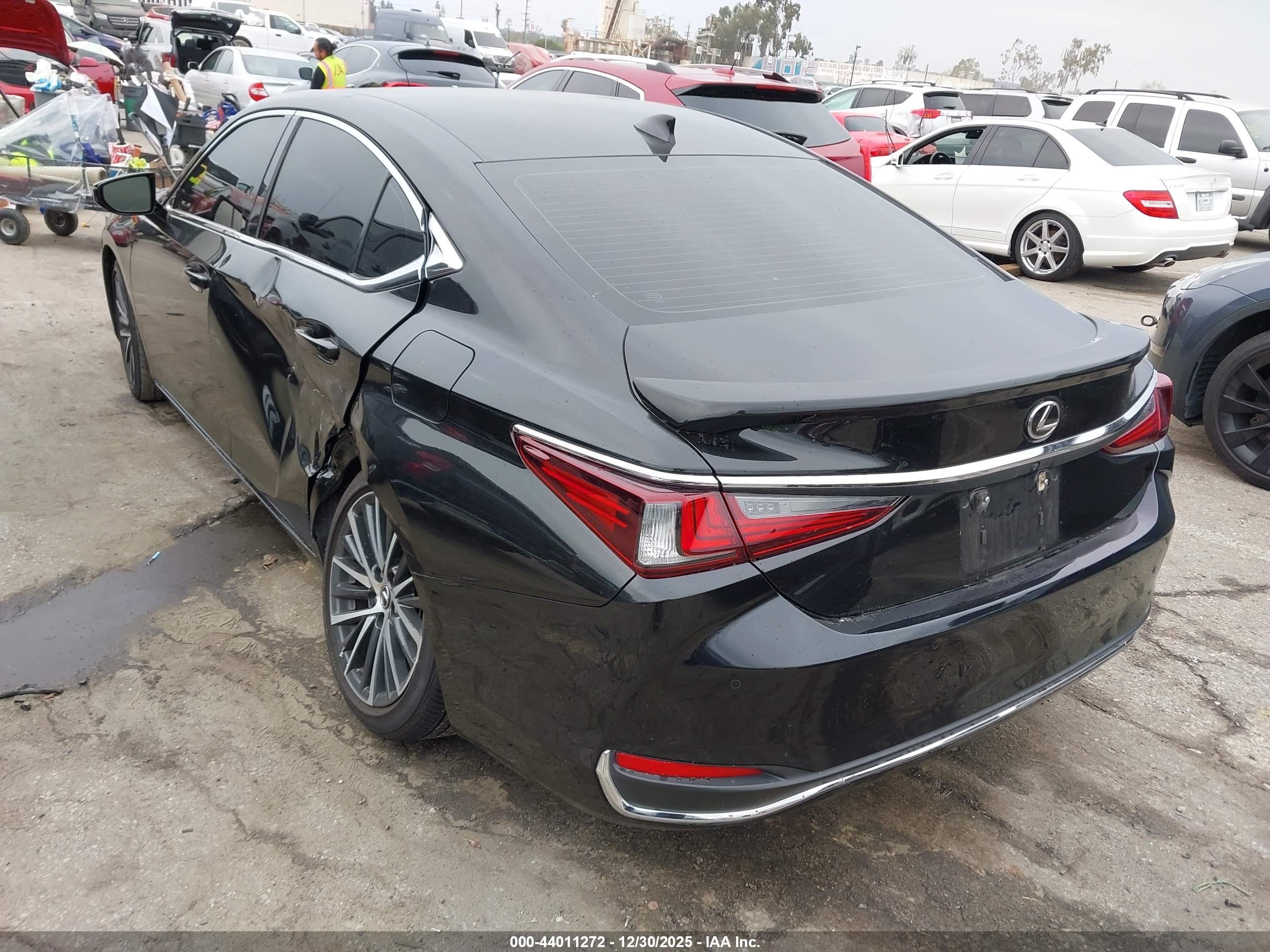 LEXUS ES image 3