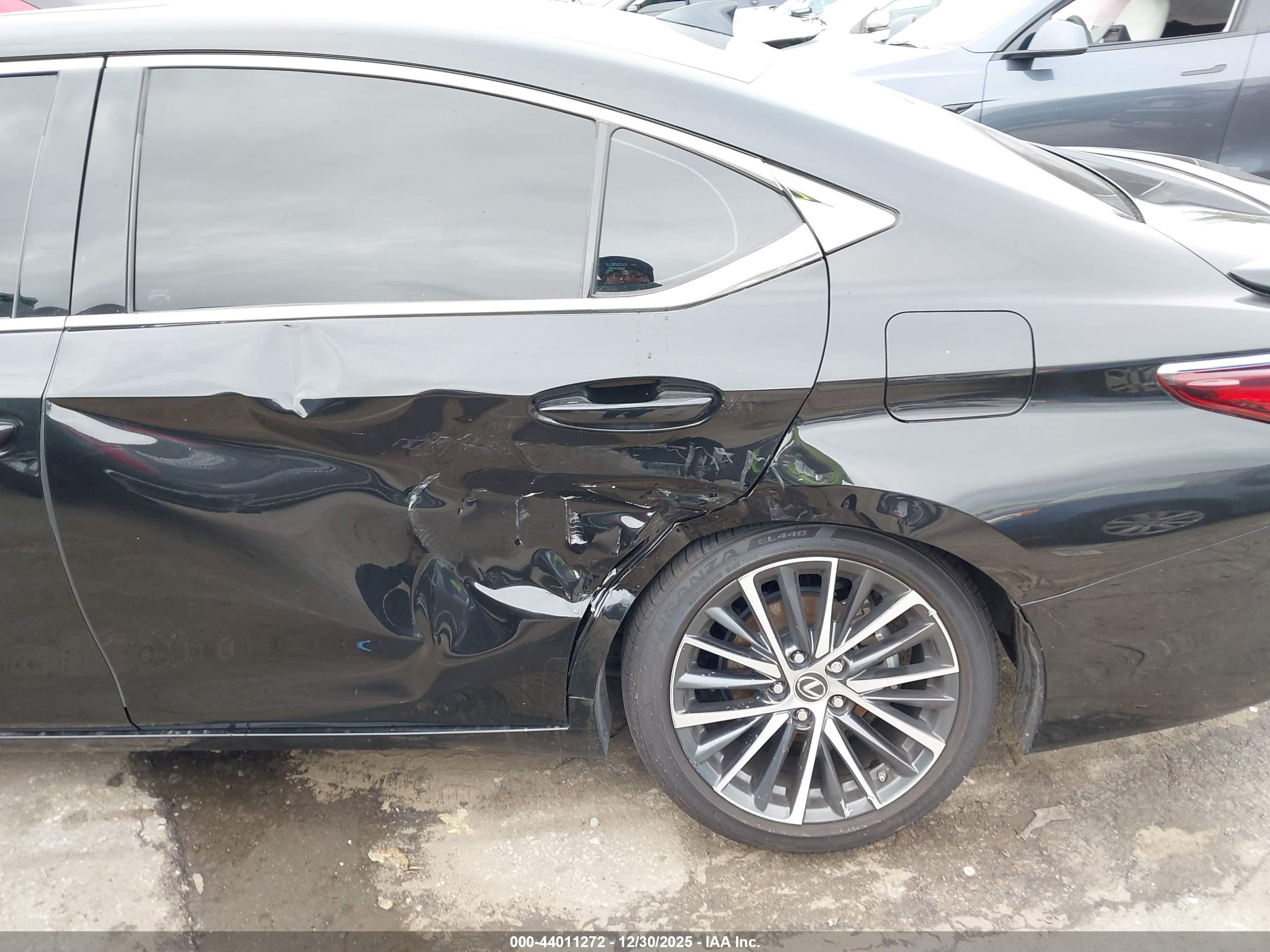 LEXUS ES image 6