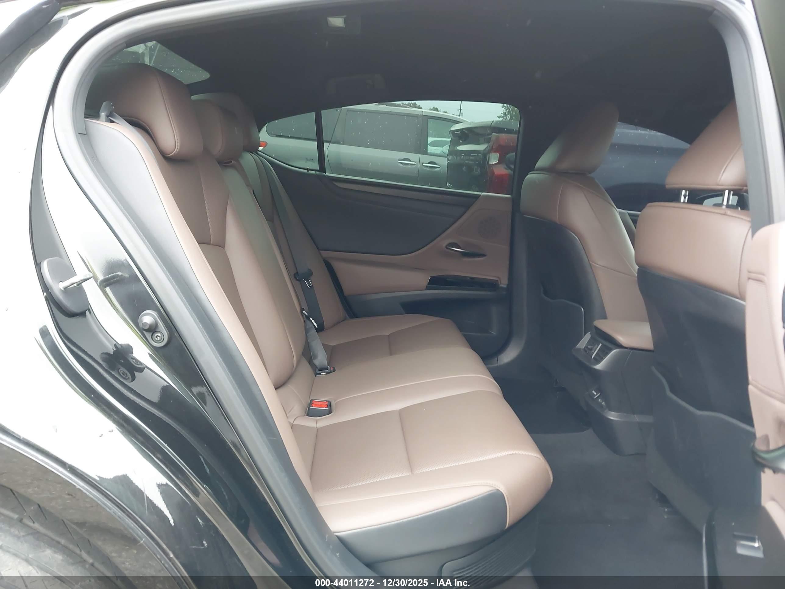 LEXUS ES image 8