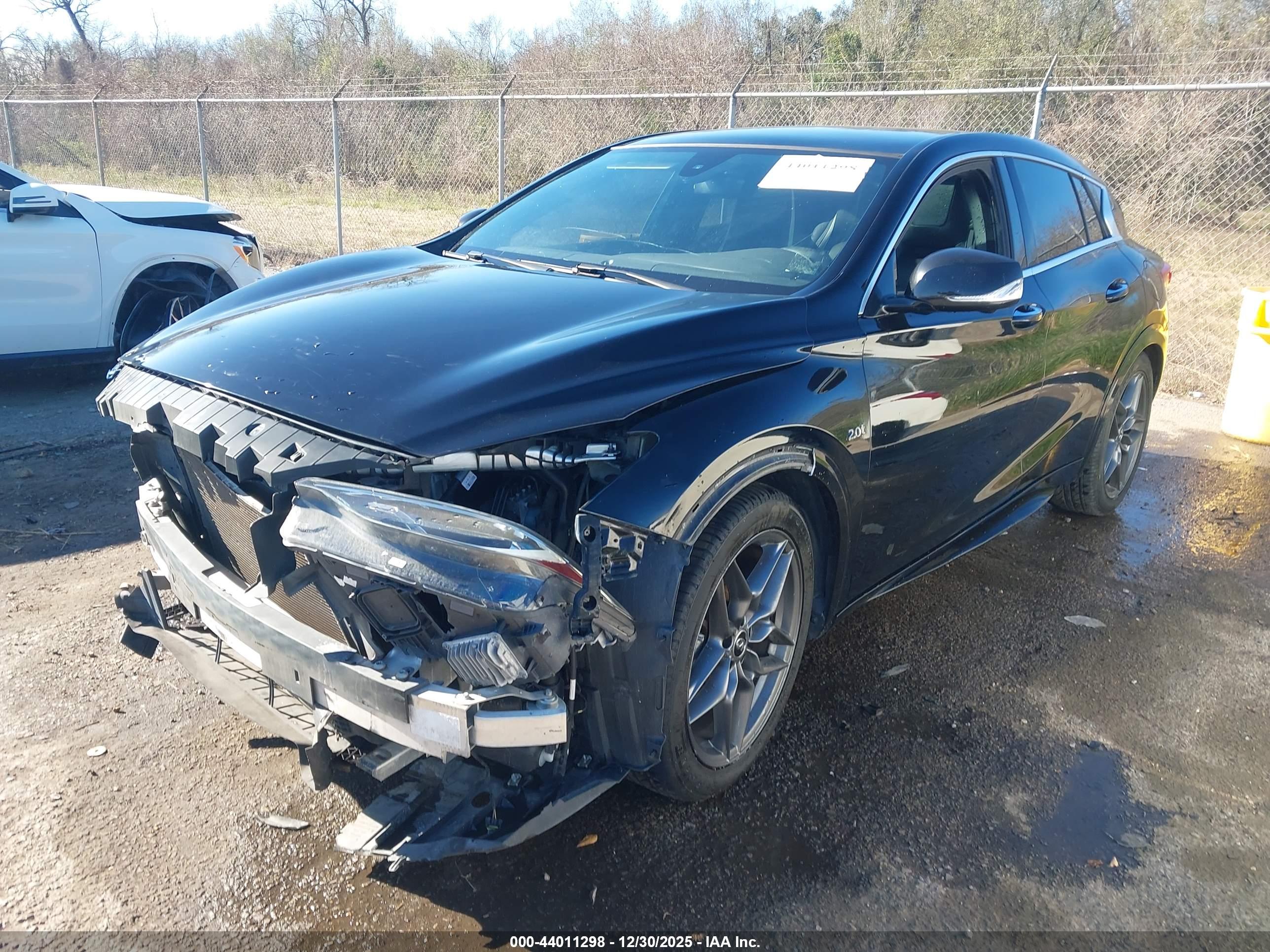 INFINITI QX30 image 2