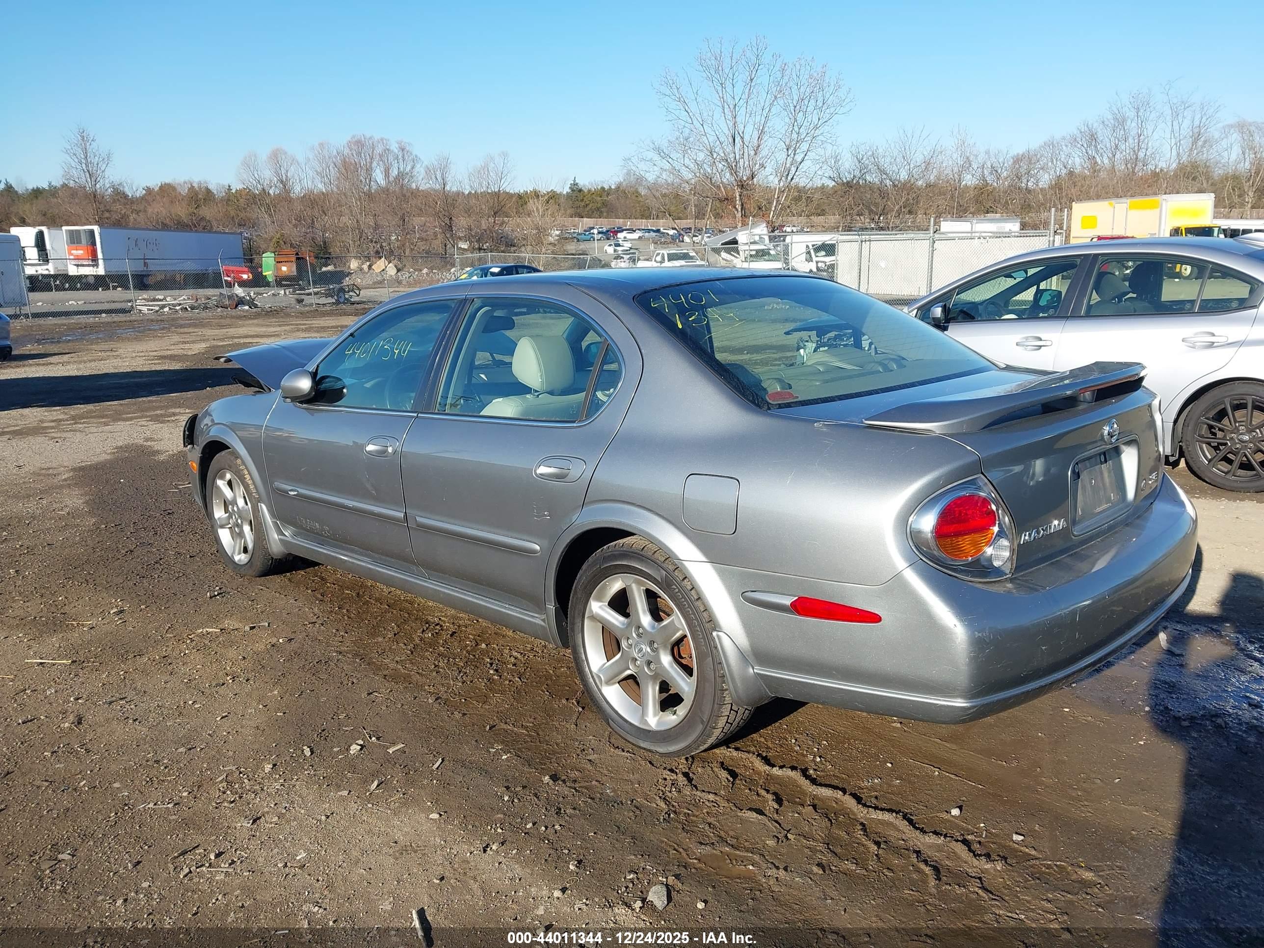 NISSAN MAXIMA image 3