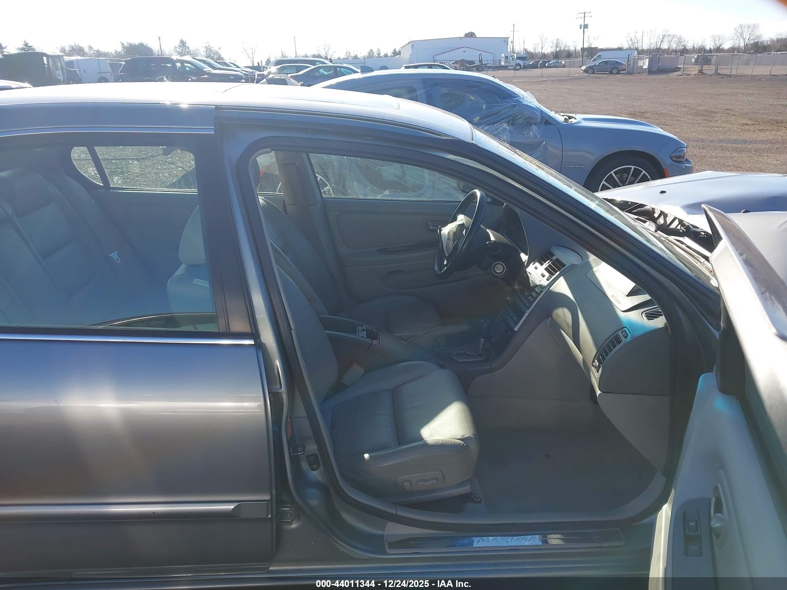 NISSAN MAXIMA image 5