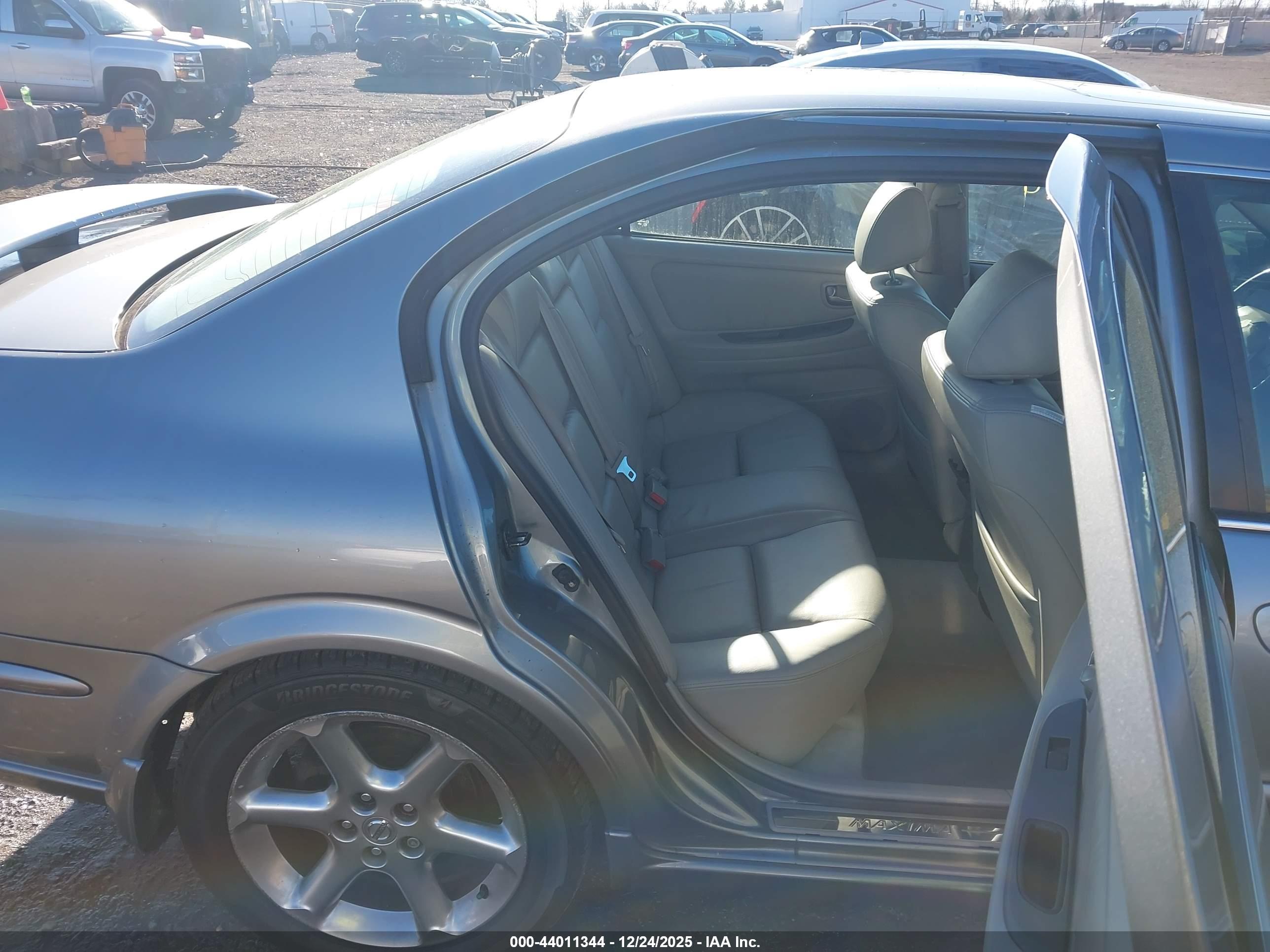 NISSAN MAXIMA image 8