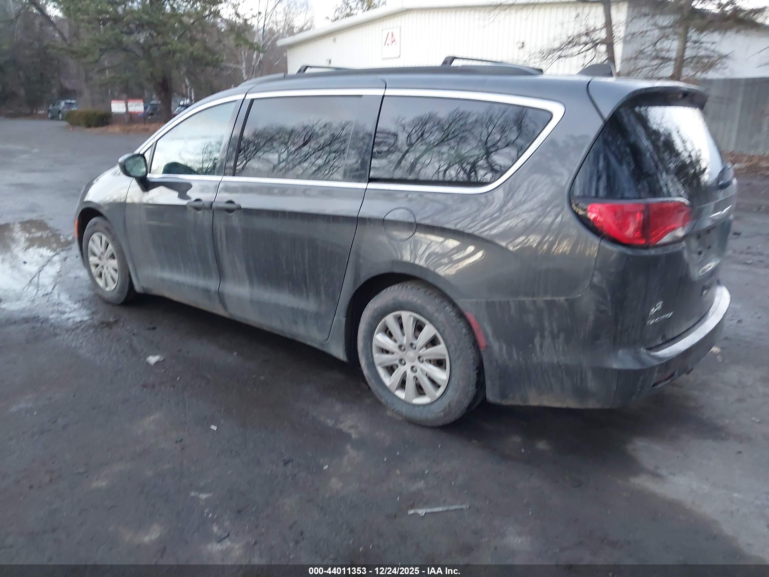 CHRYSLER PACIFICA image 3