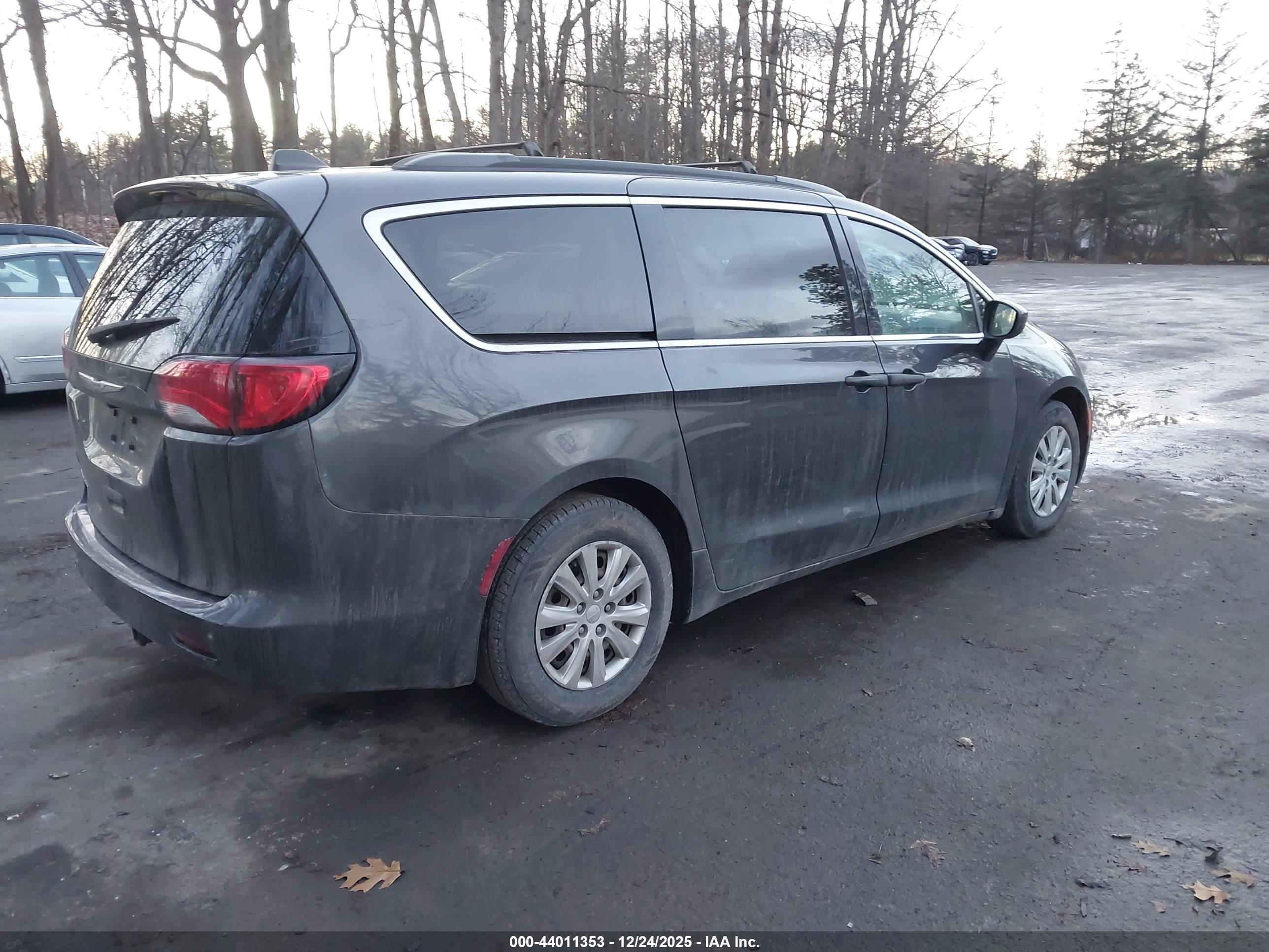 CHRYSLER PACIFICA image 4