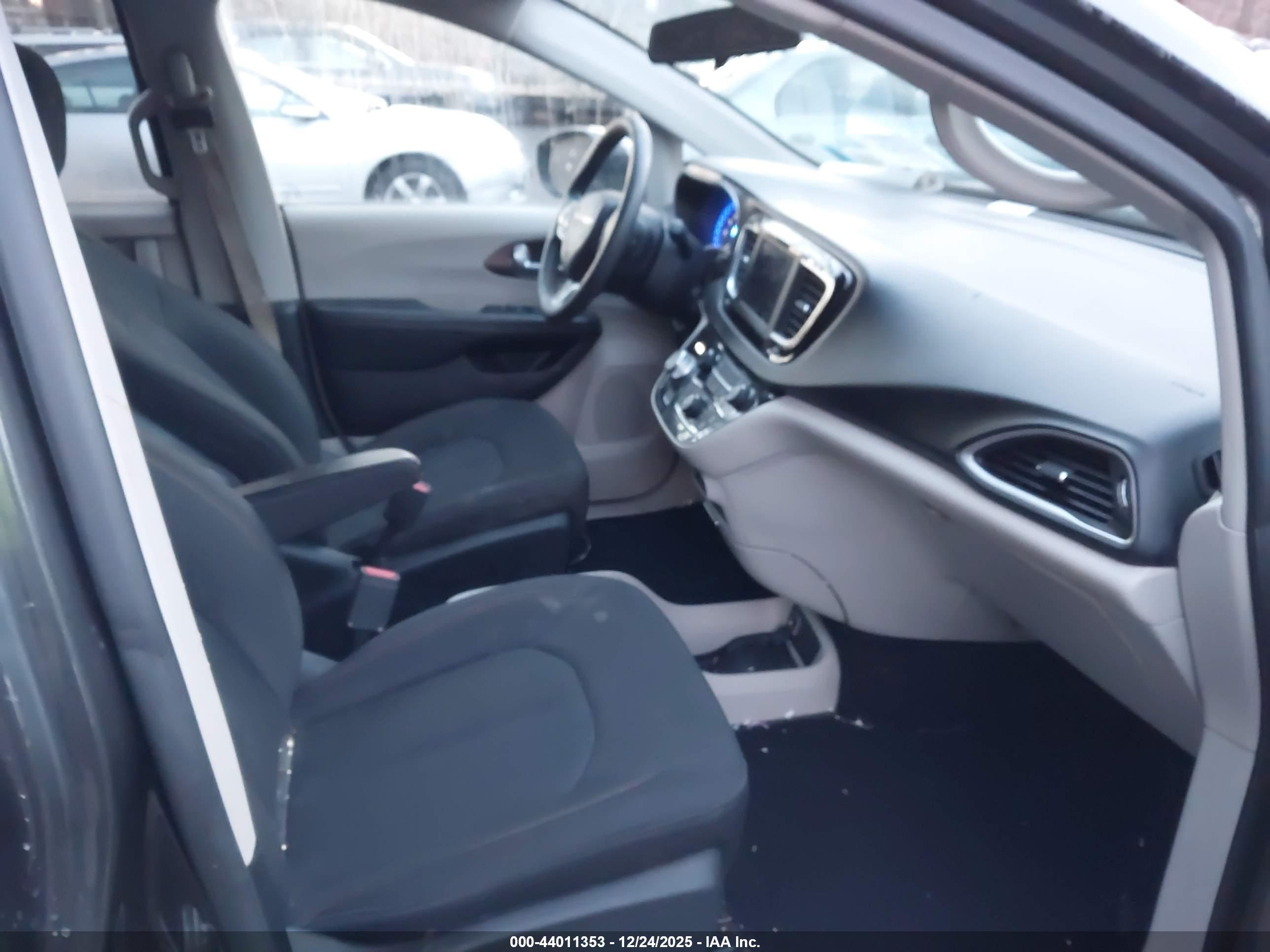 CHRYSLER PACIFICA image 5