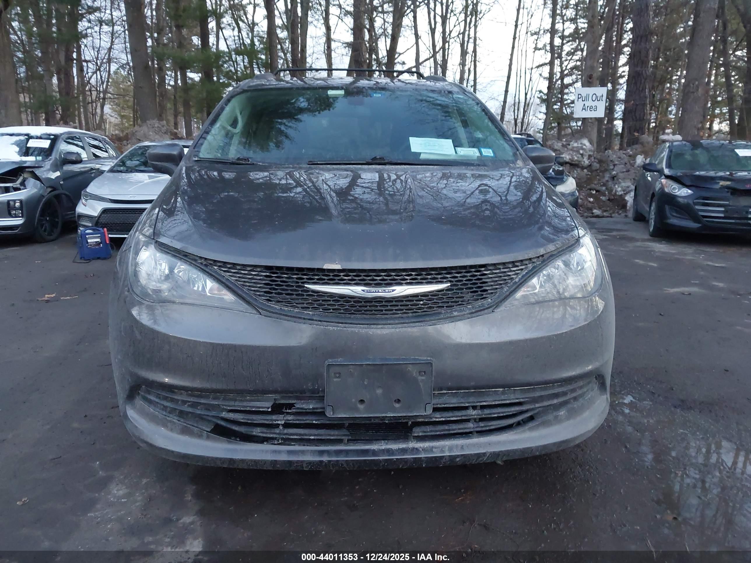 CHRYSLER PACIFICA image 6