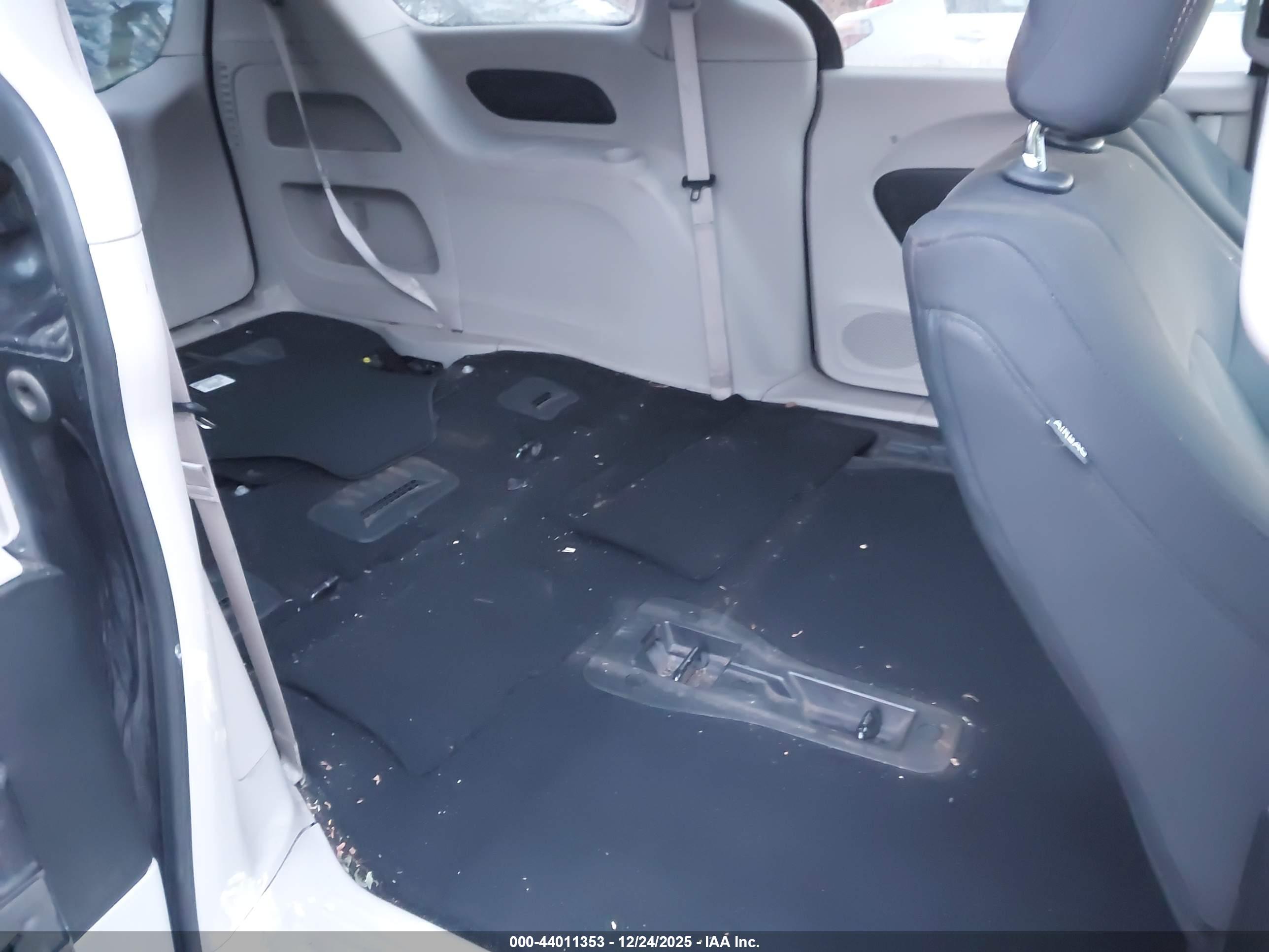 CHRYSLER PACIFICA image 8