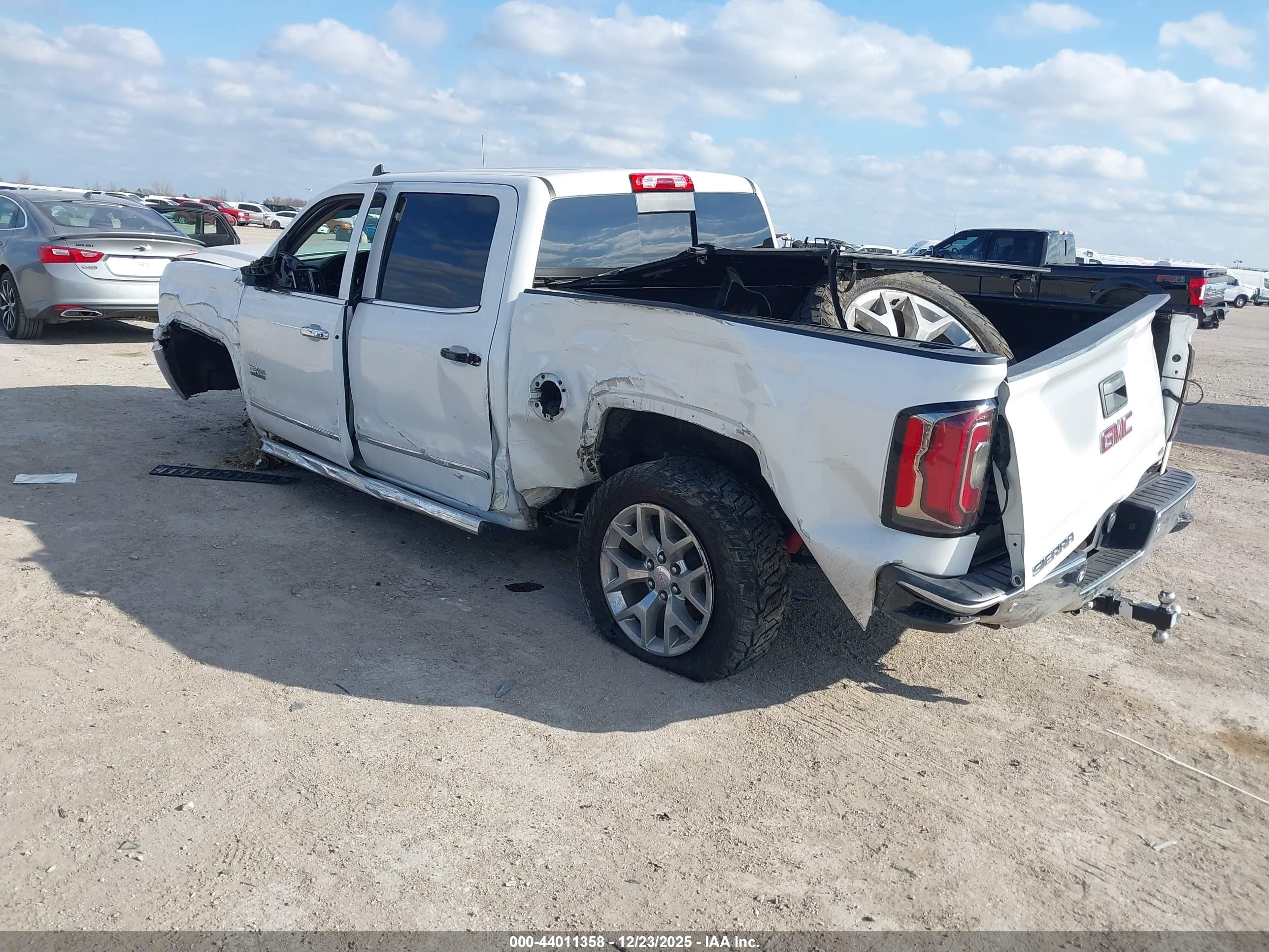 GMC SIERRA image 3