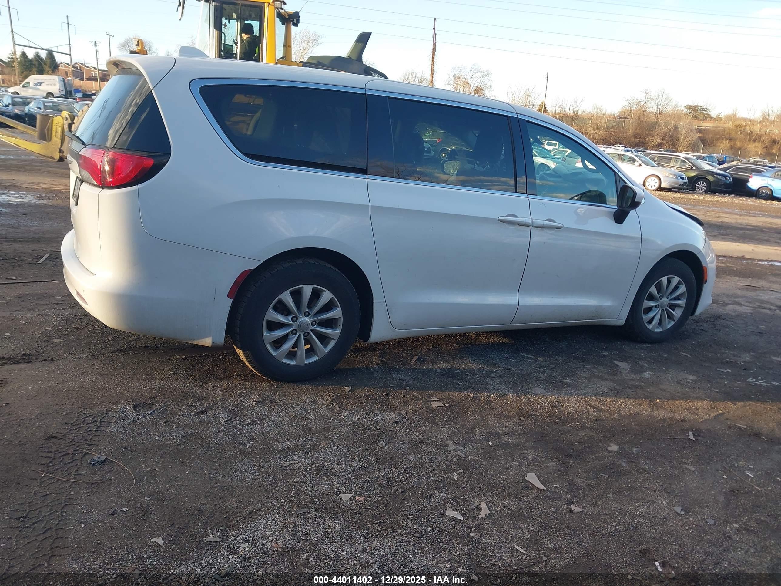 CHRYSLER PACIFICA image 4