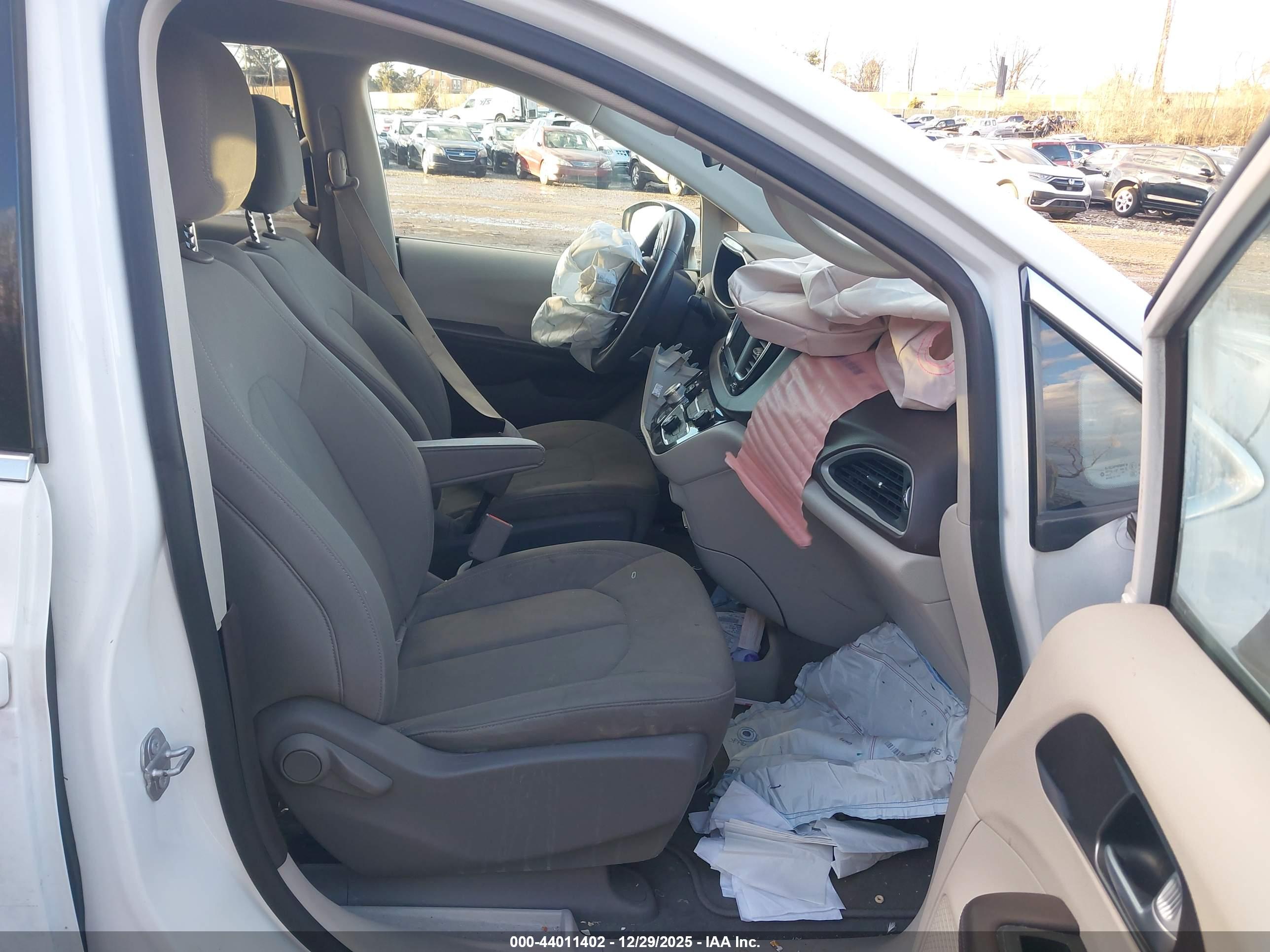 CHRYSLER PACIFICA image 5
