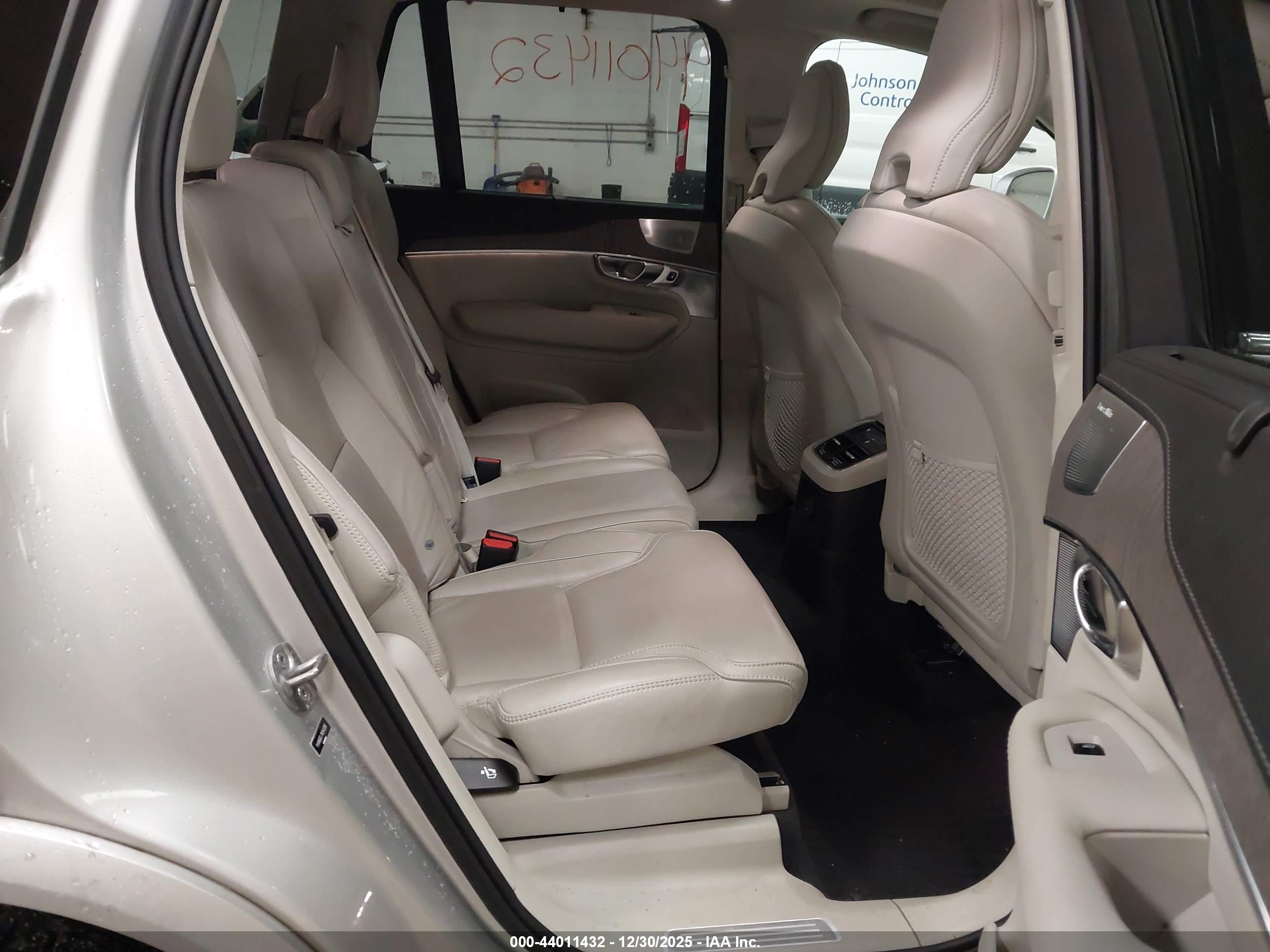 VOLVO XC90 image 8
