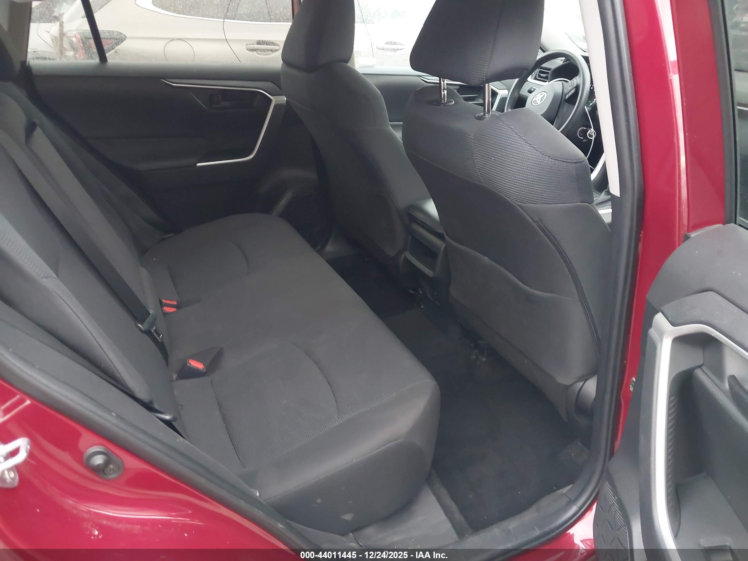 TOYOTA RAV4 image 8