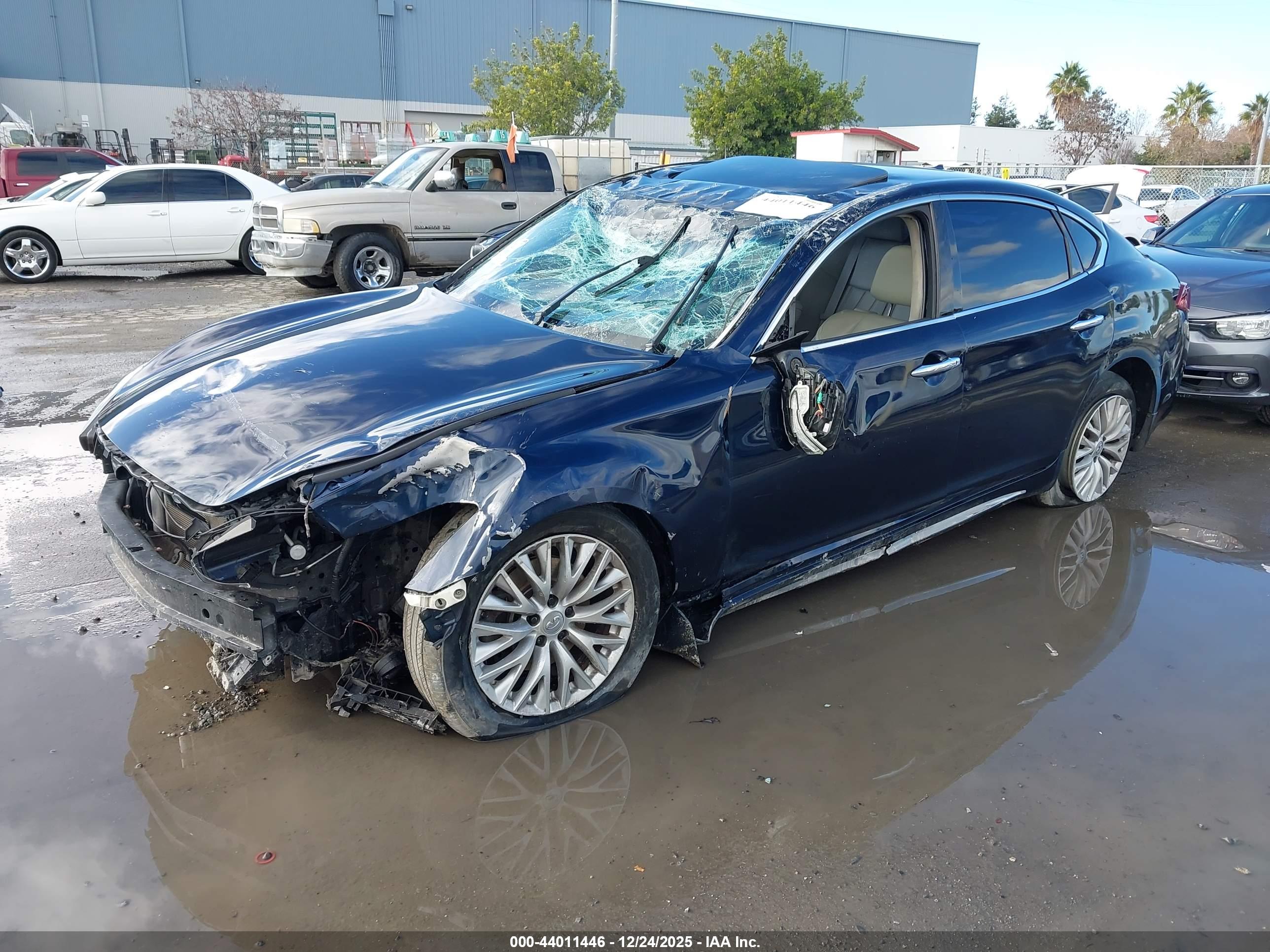 INFINITI Q70L image 2
