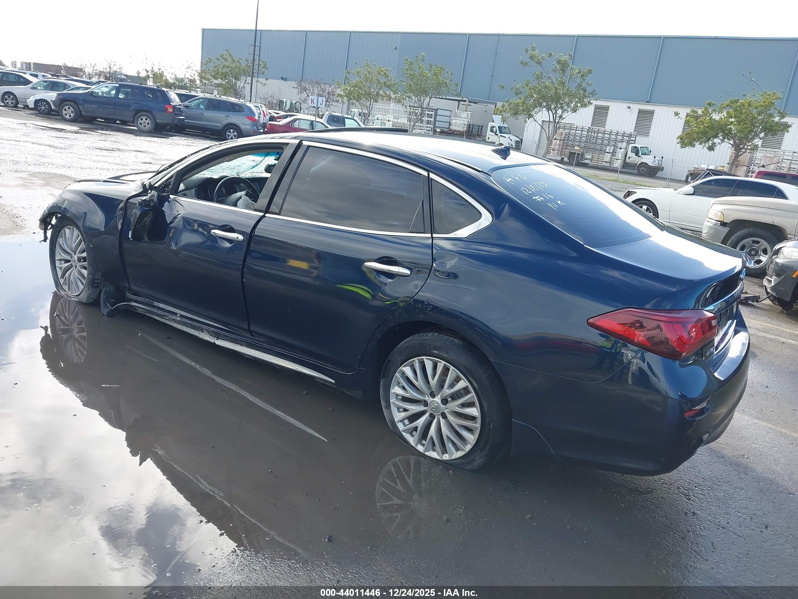 INFINITI Q70L image 3
