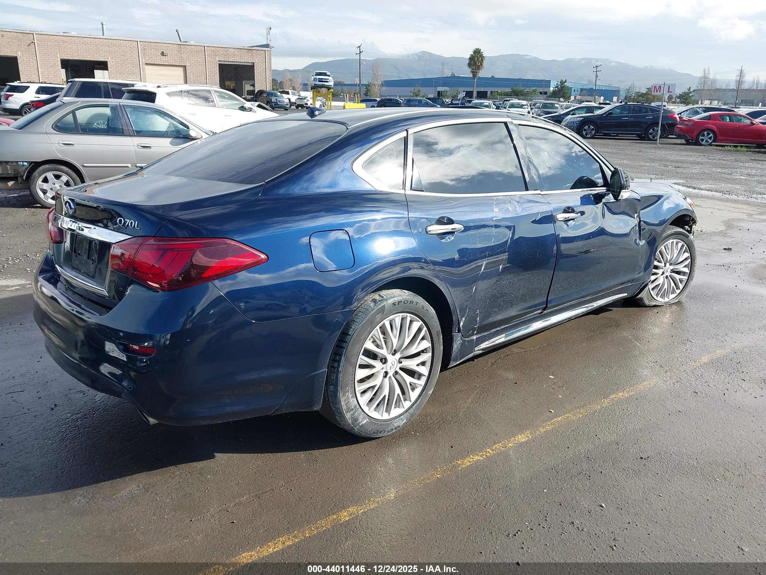 INFINITI Q70L image 4