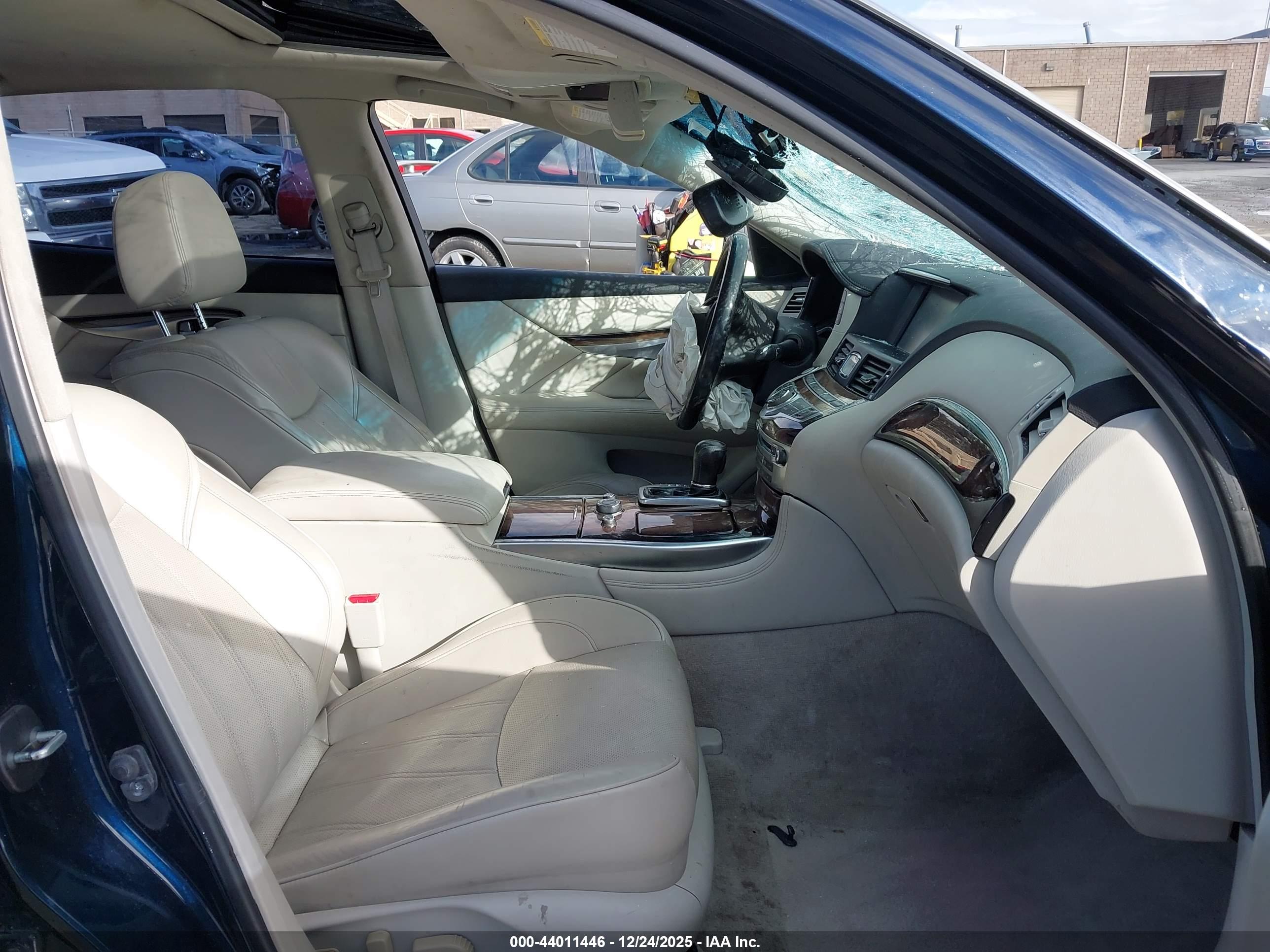 INFINITI Q70L image 5