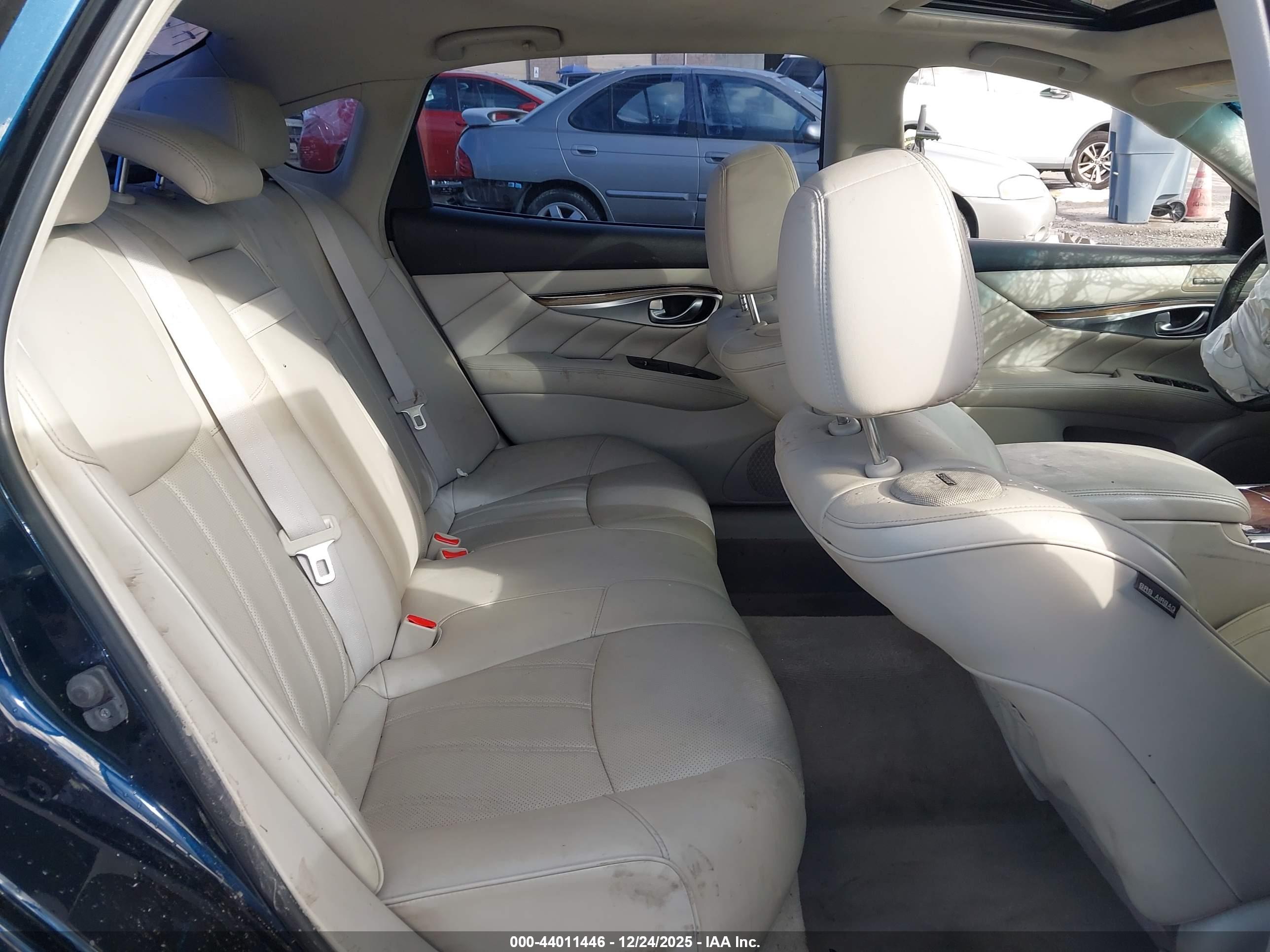 INFINITI Q70L image 8