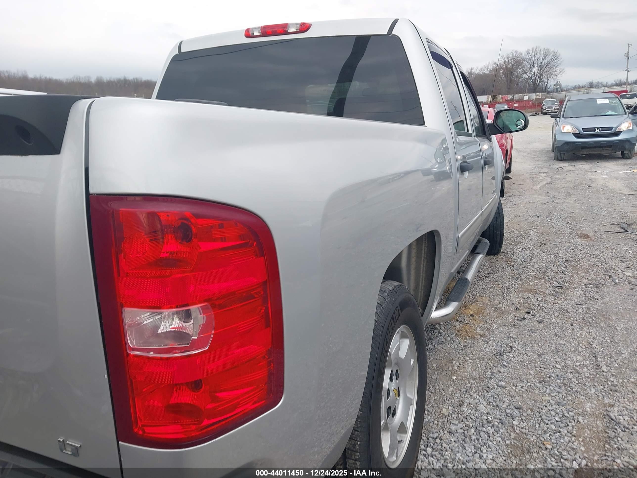 CHEVROLET SILVERADO image 4
